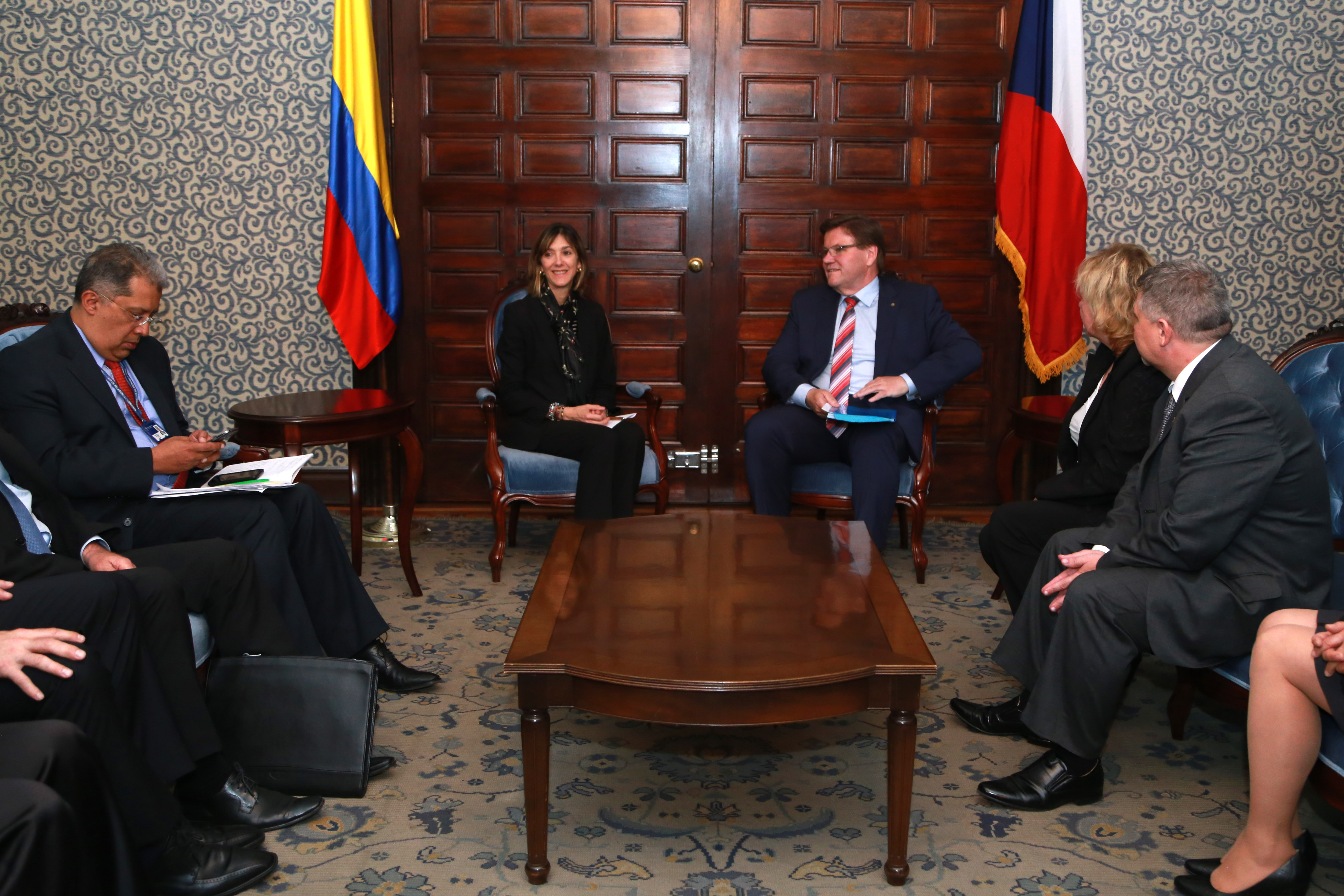 Viceministra de Relaciones Exteriores con Senadores del Parlamento de la República Checa