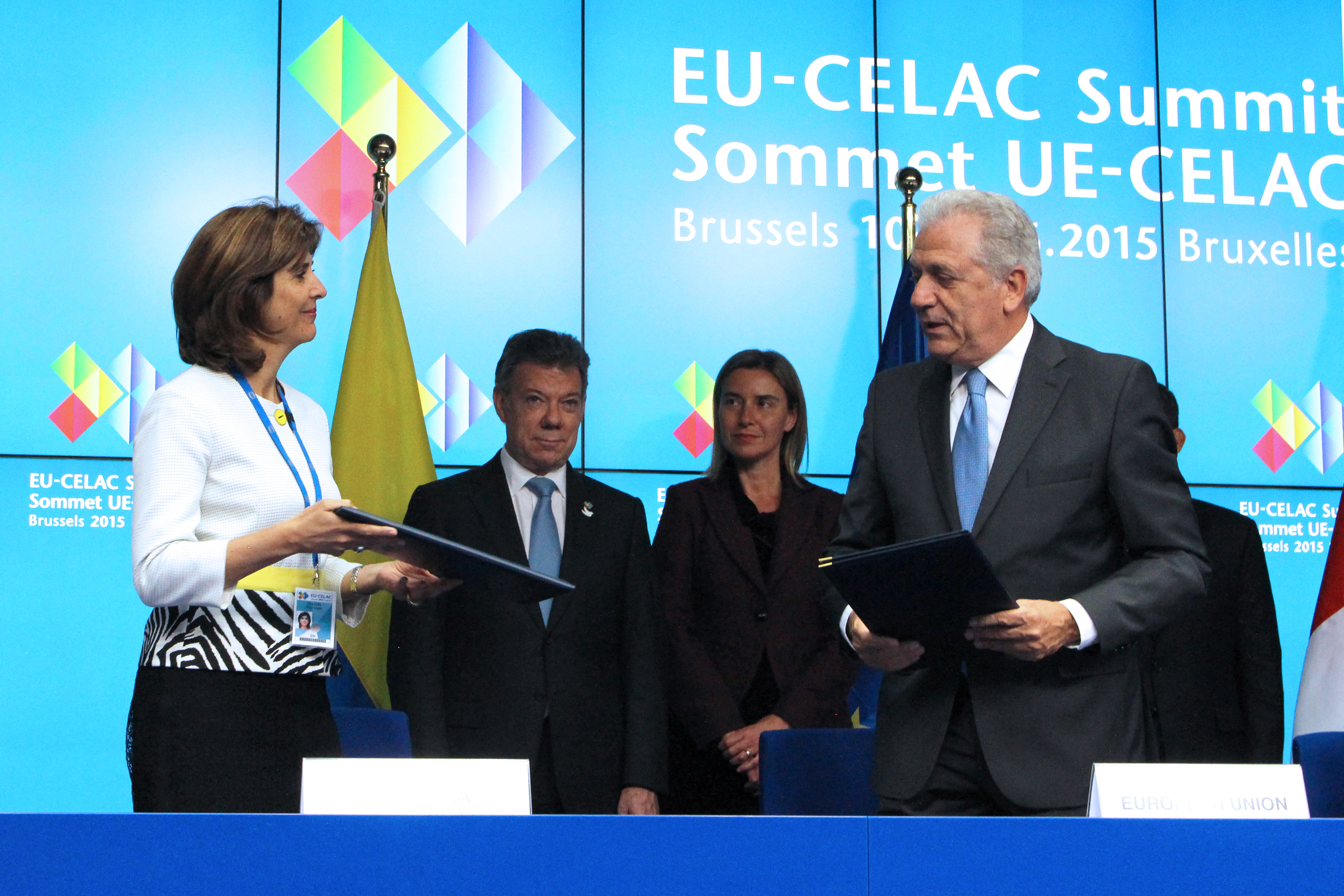 La Ministra de Relaciones Exteriores de Colombia María Ángela Holguín Cuéllar y el Comisario de Asuntos de Migración, Asuntos de Interior y Ciudadanía de la Unión Europea