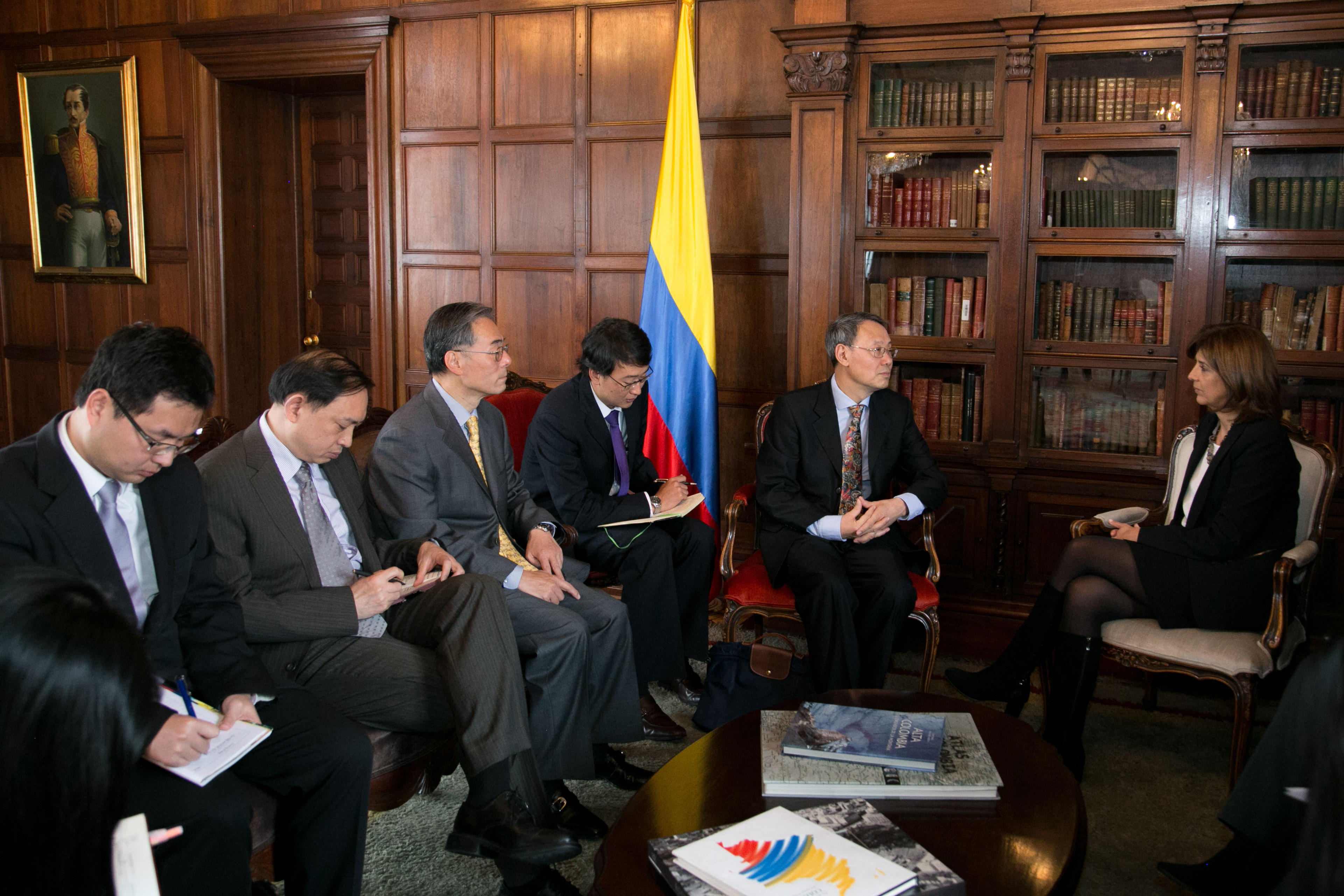 Canciller Holguín se reunió con el Subdirector del Banco de Desarrollo de Chin