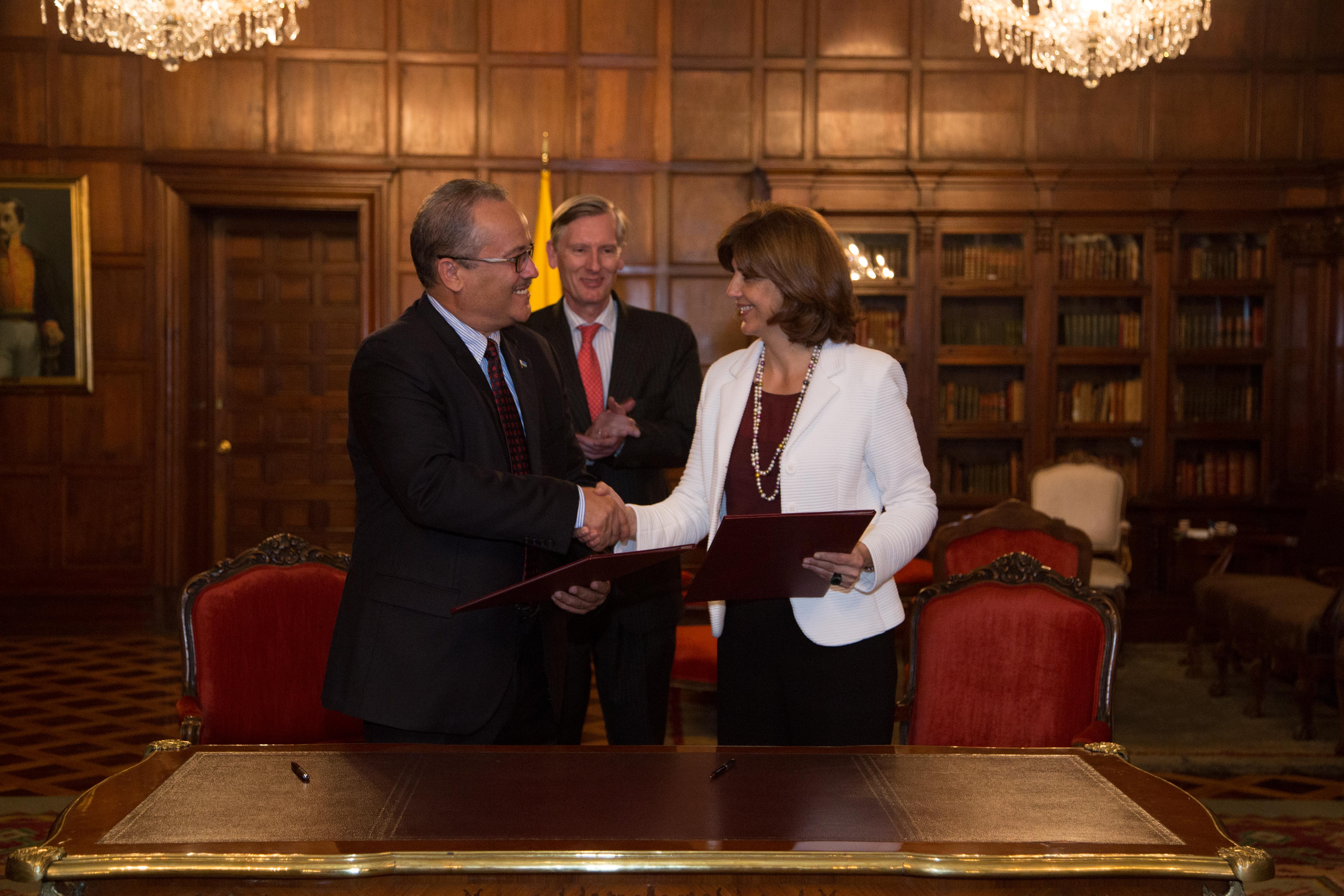 Canciller Holguín, viceprimer Ministro de Aruba, Memorando de Entendimiento