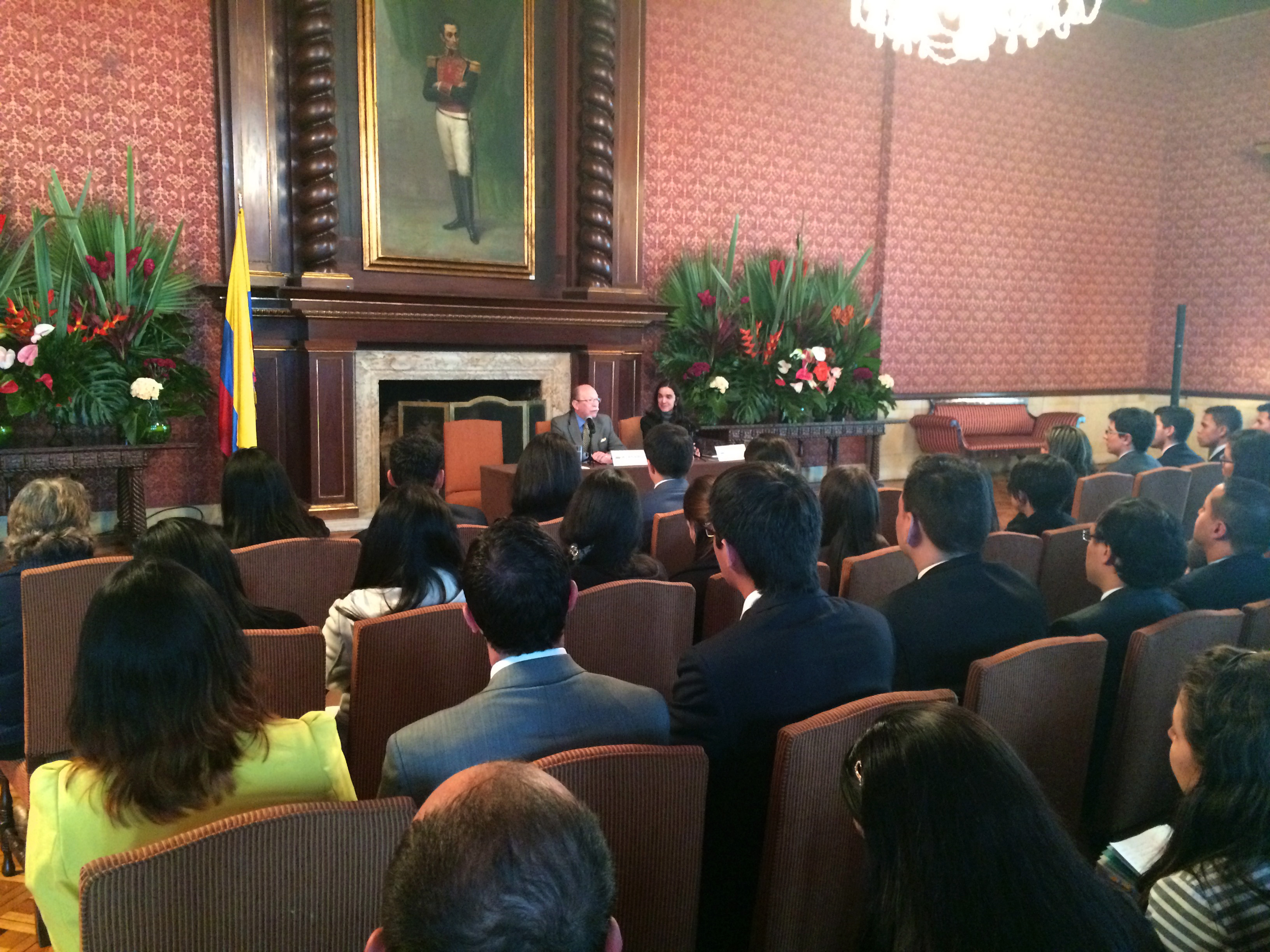 excanciller Camilo Reyes, Directora de la Academia, María Clara Jaramillo