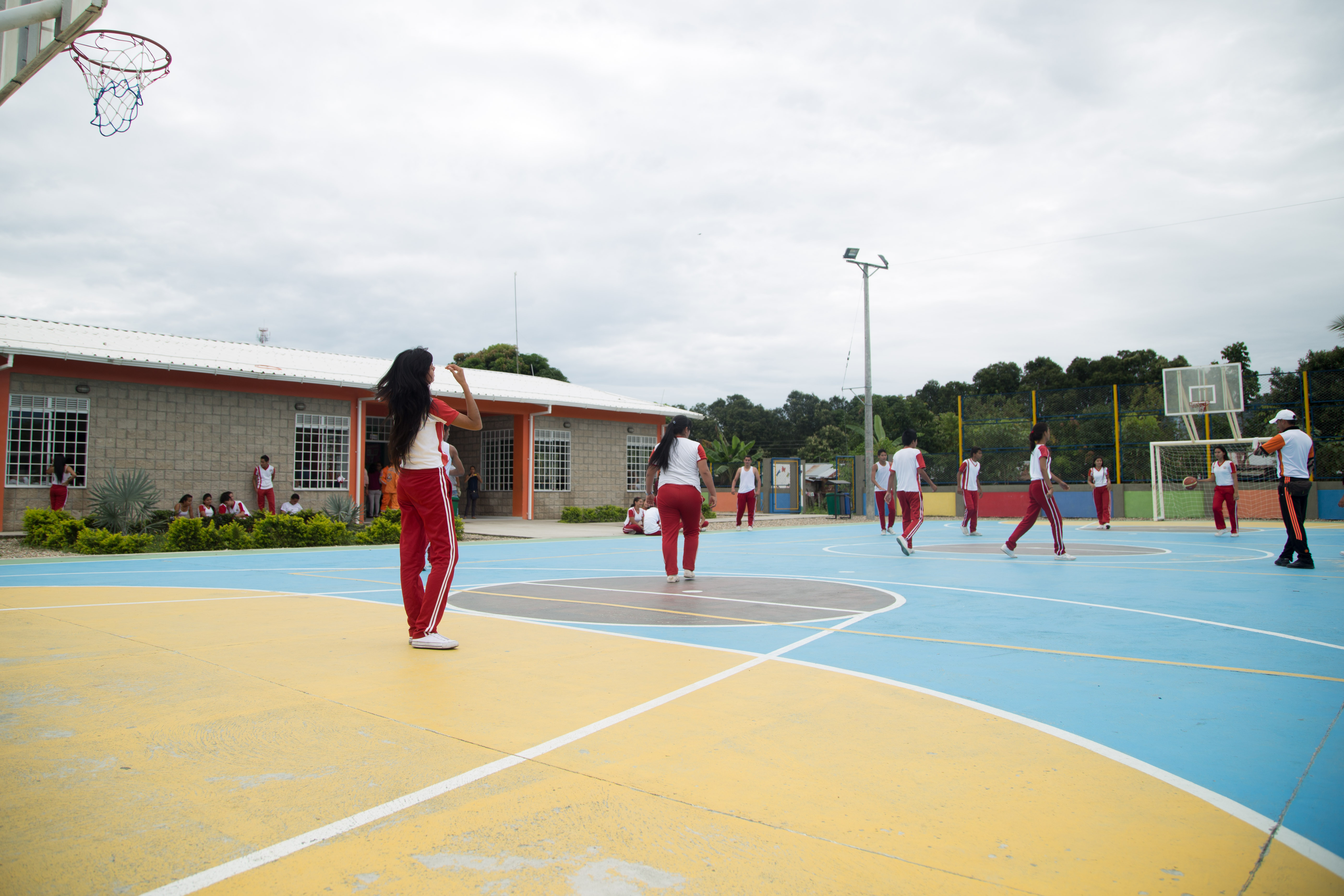 Menore de Fortul practican deporte en la casa lúdica