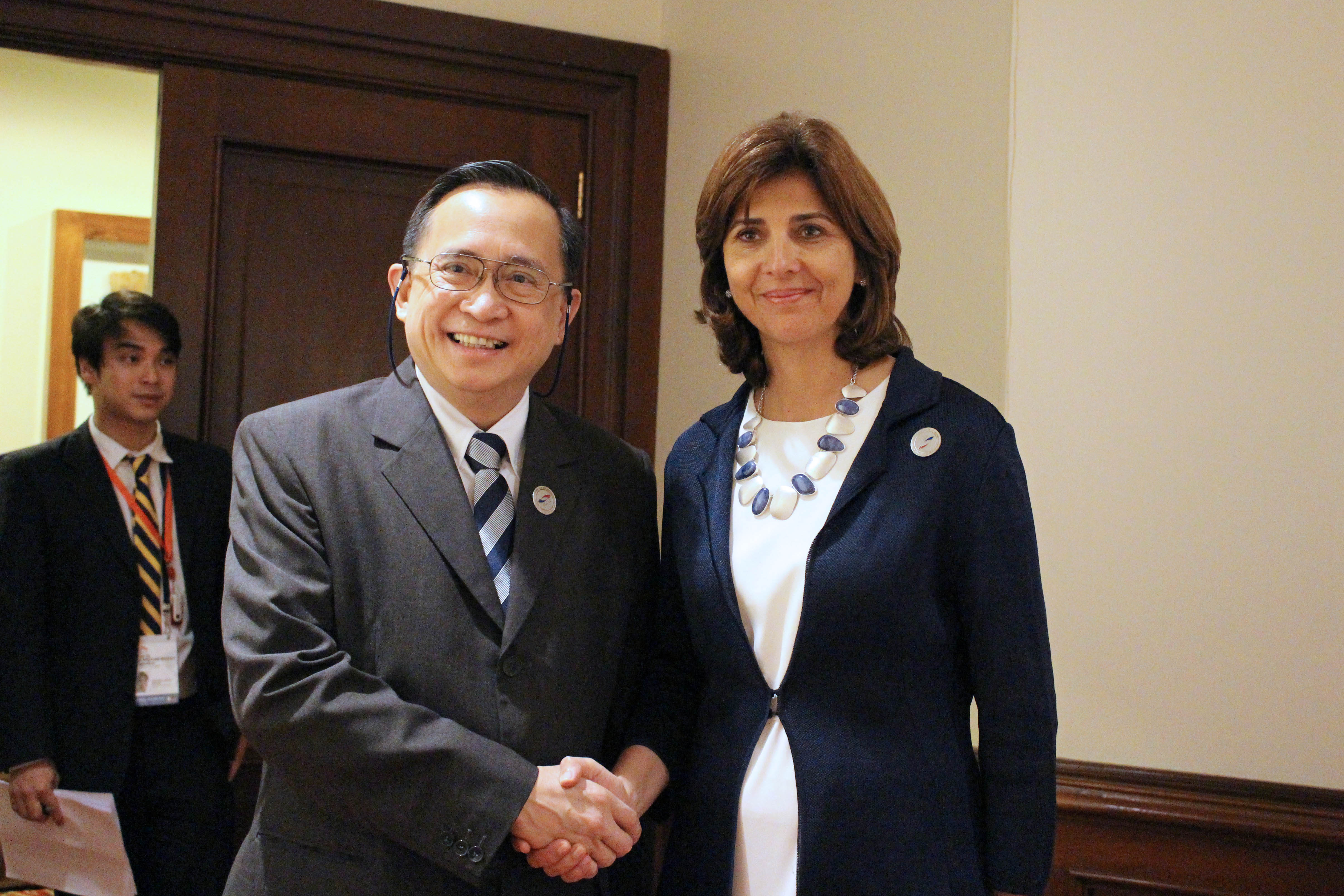 Canciller Holguín y Subsecretario de Relaciones Exteriores de Filipinas se reunieron