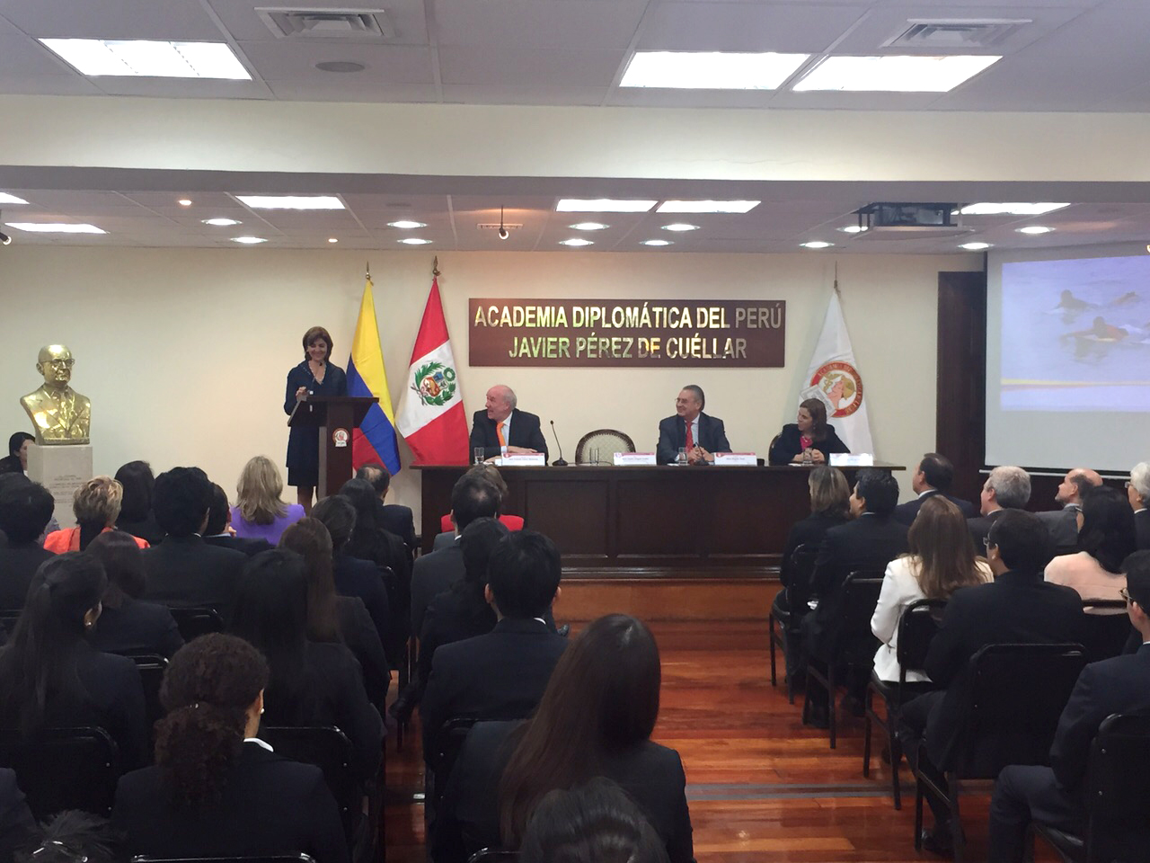 Canciller María Ángela Holguín en Perú