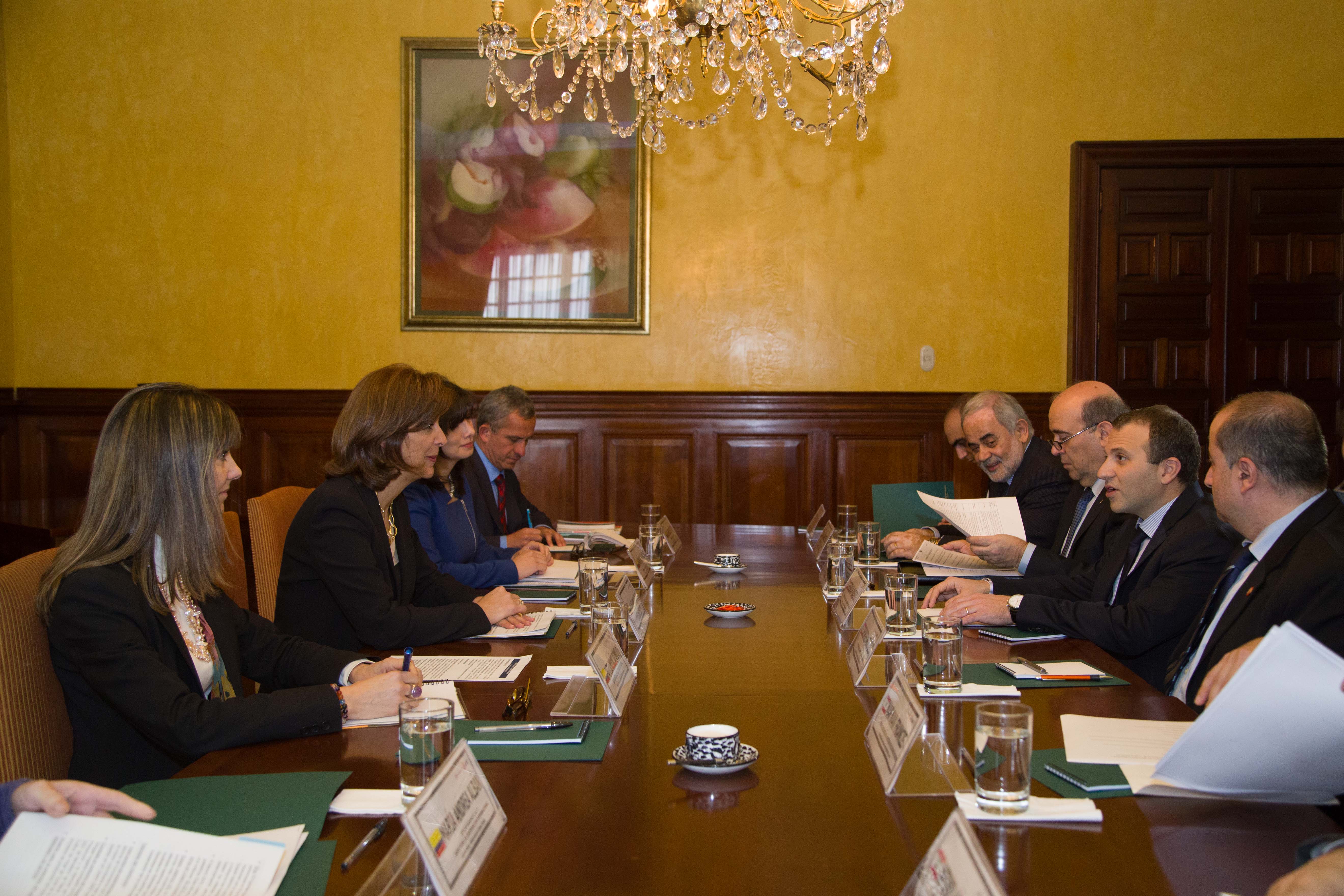 Ministra de Relaciones Exteriores, María Ángela Holguín, se reunió con su homólogo del Líbano, Gebran Bassil