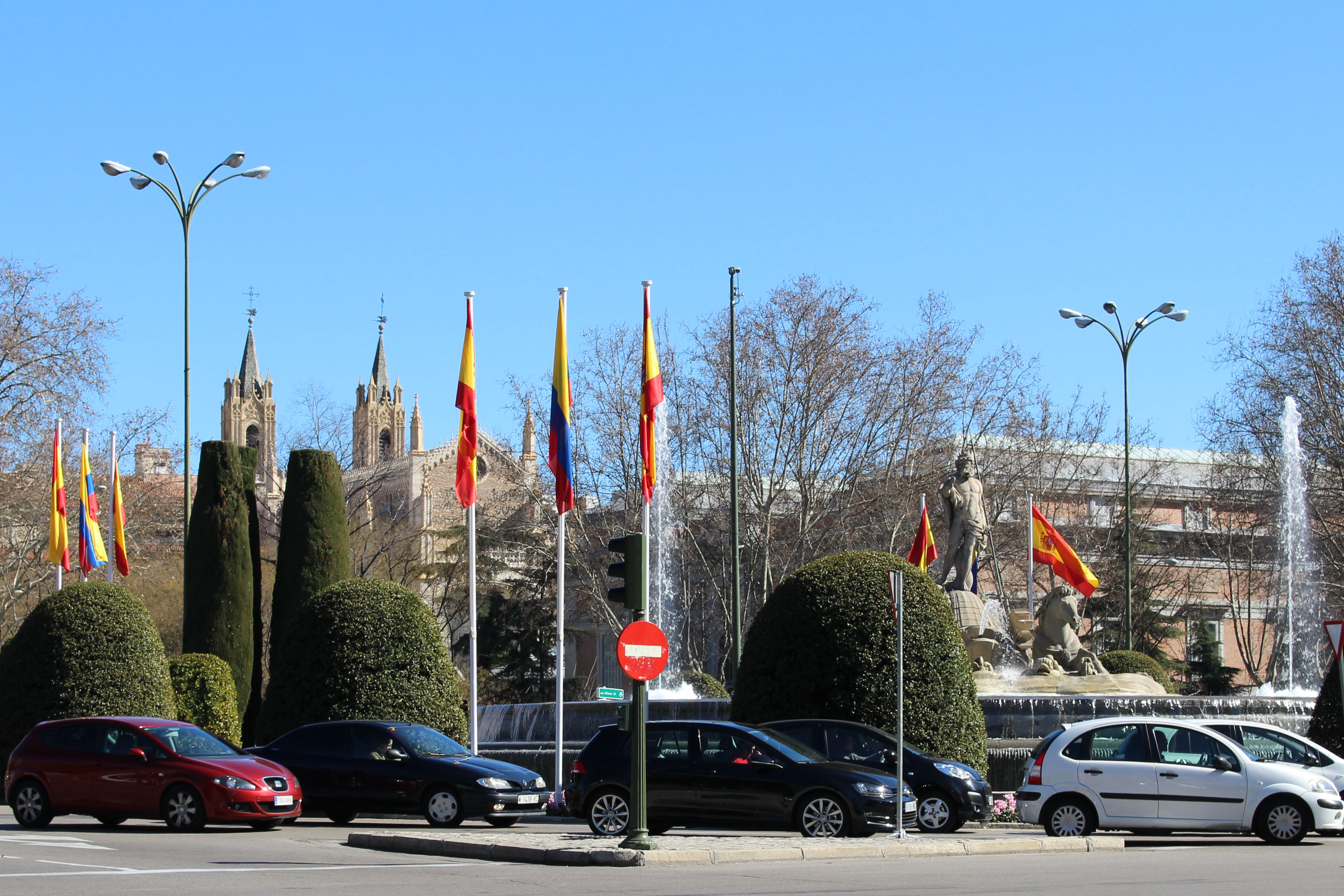 Con banderas se sepera delegación colombiana en Madrid
