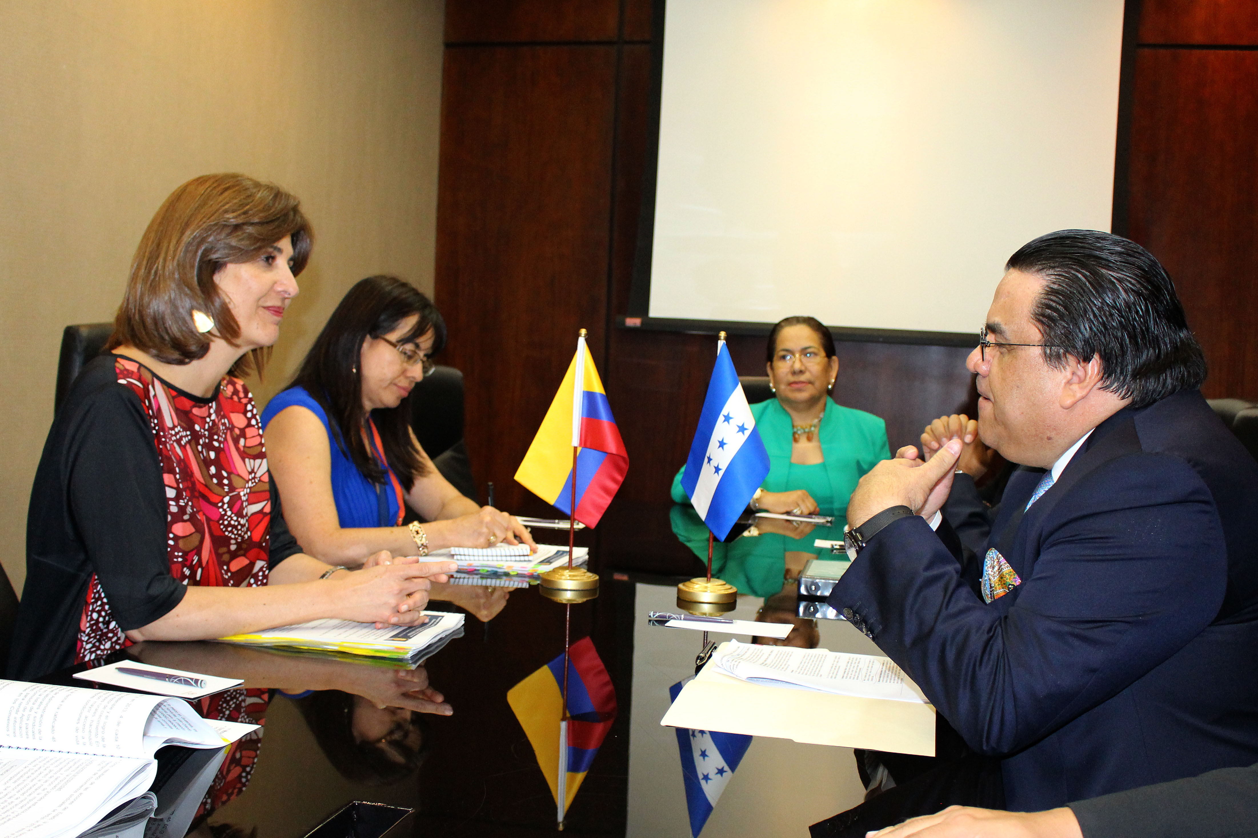 Ministra de Relaciones Exteriores, María Ángela Holguín, reunión bilateral, Honduras, Arturo Corrales