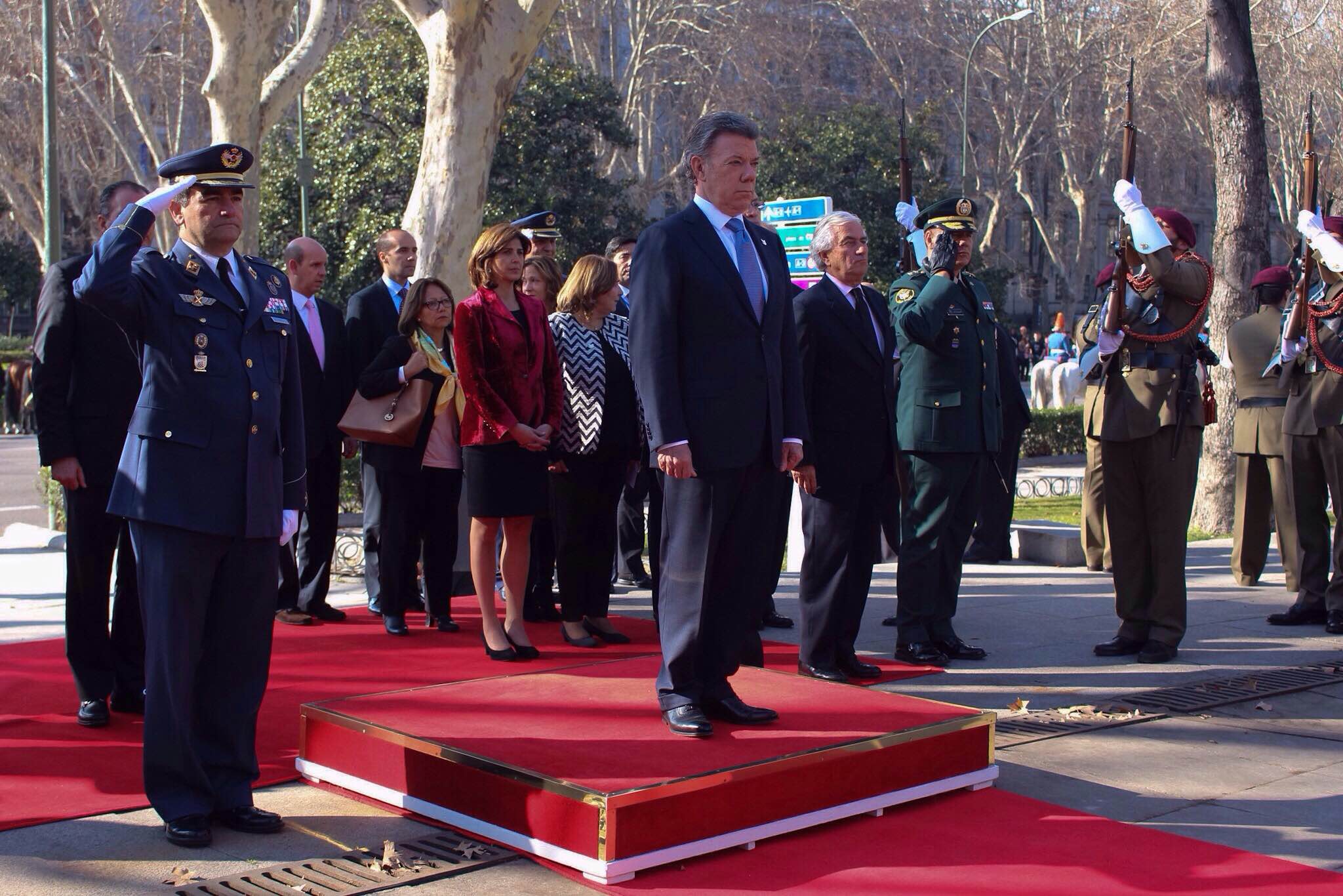 imposición de una ofrenda floral, Presidente Juan Manuel Santos, Canciler Holguín