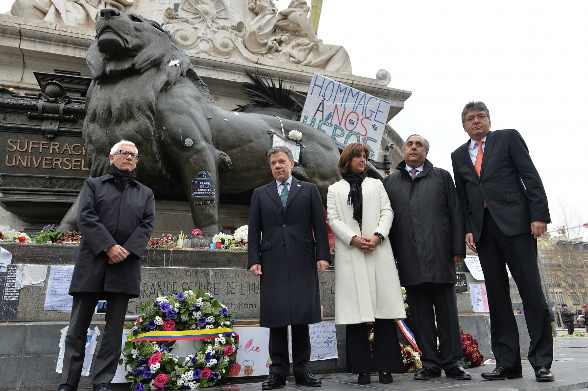 Presidente Santos y Canciller Holguín llevaron una ofrenda floral a la Plaza de la República en París 