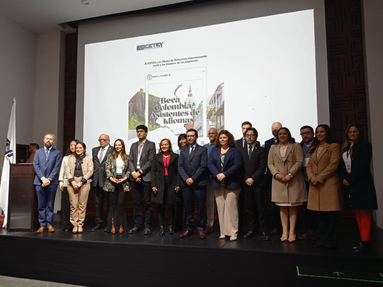 Foto grupal durante el evento de recepción organizado para los beneficiarios de la Beca Colombia y del programa de Asistentes de Idiomas del ICETEX.
