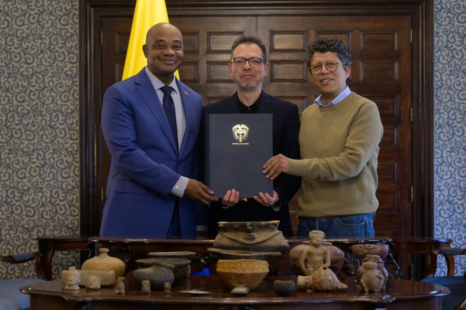 Canciller Luis Gilberto Murillo oficializó la entrega al ICANH de más de 100 piezas arqueológicas repatriadas 