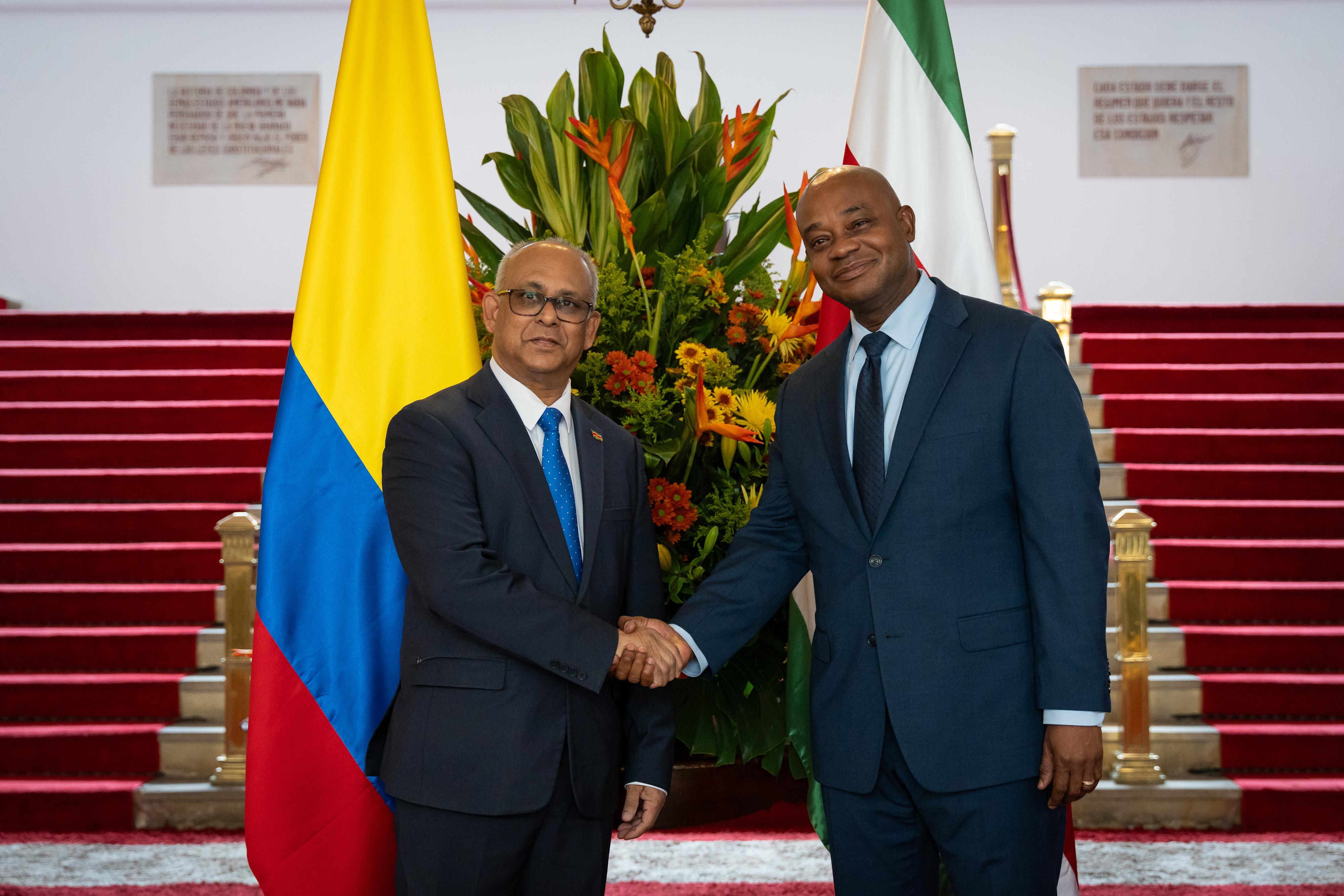 El Canciller Luis Gilberto Murillo, le da la bienvenida al Canciller de la República de Surinam, Albert Ramdin, al Palacio de San Carlos, sede del Ministerio de relaciones Exteriores de Colombia.