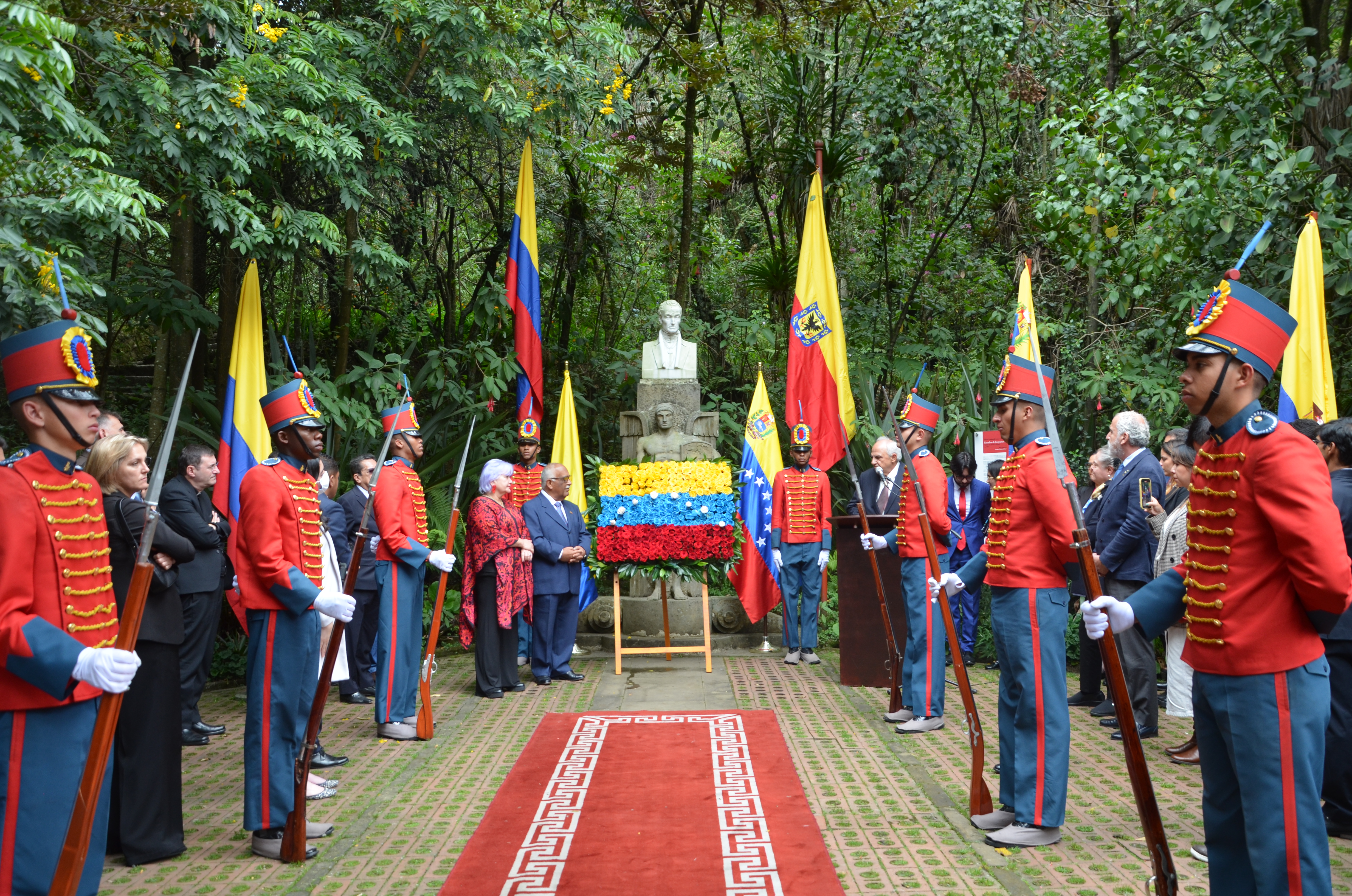 En Bogotá se realizó ofrenda floral ante el busto del padre de la patria, el libertador Simón Bolívar