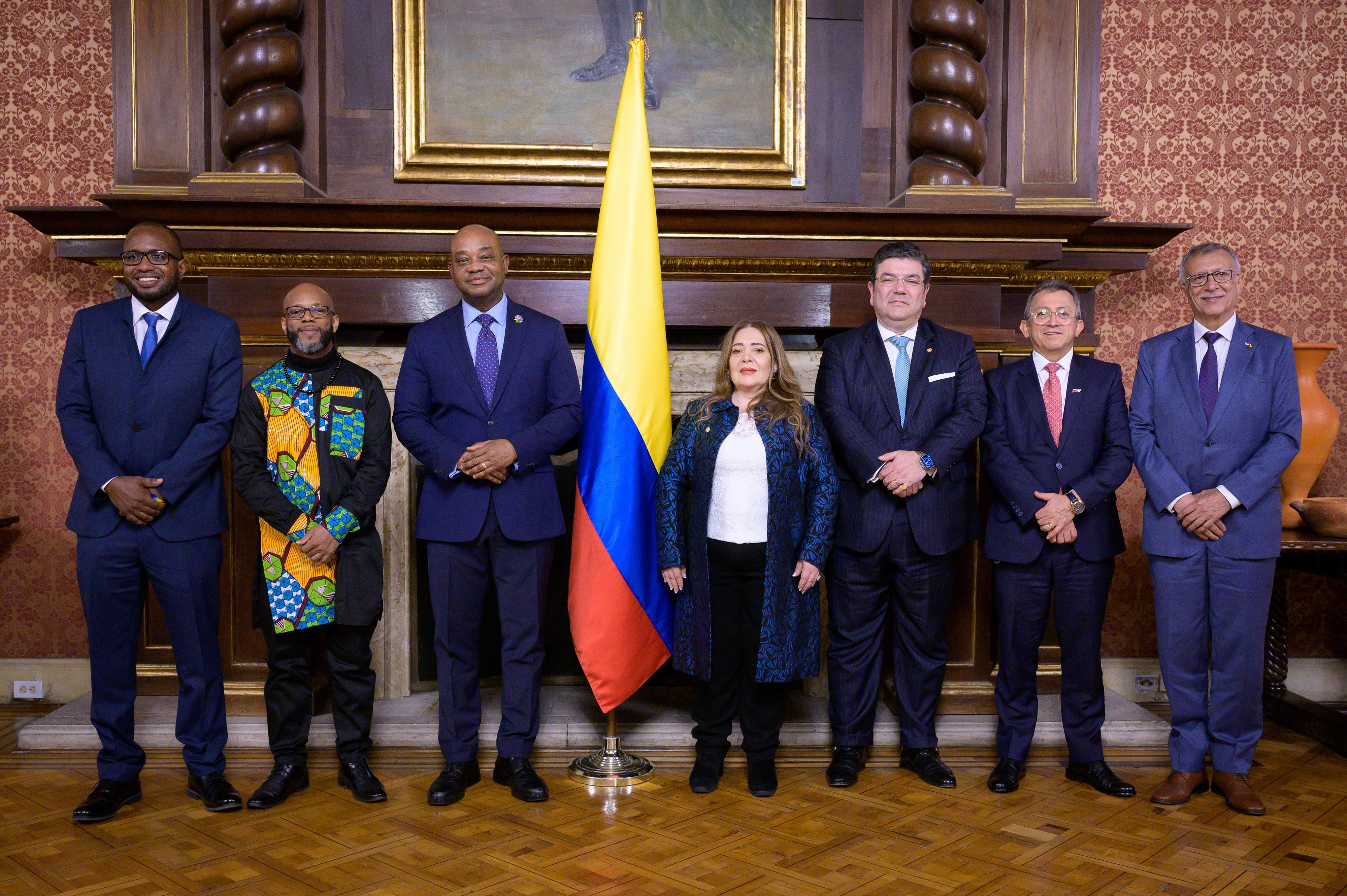 Ministro Luis Gilberto Murillo posesionó a ocho embajadores de Colombia