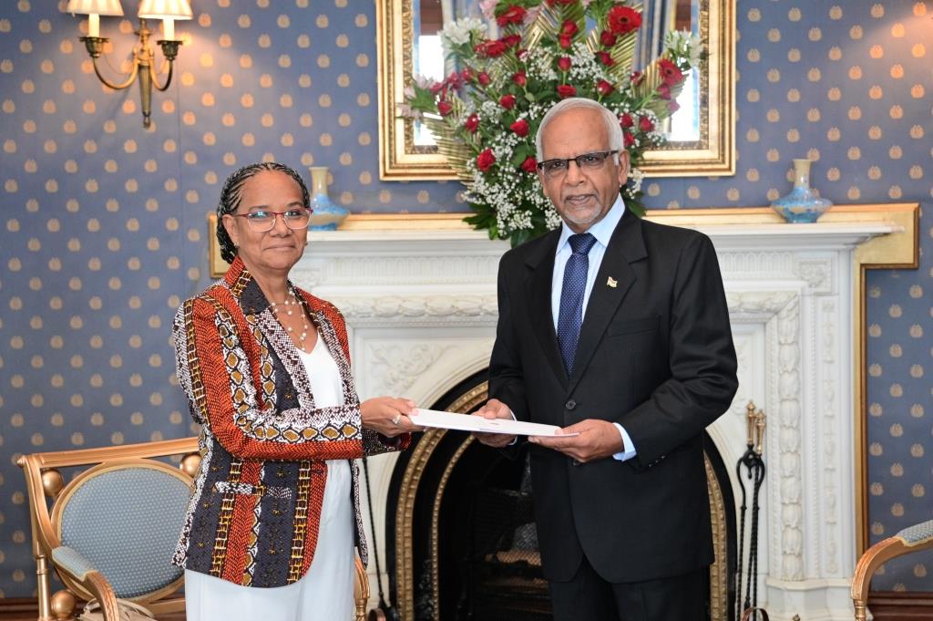 Embajadora de Colombia presenta credenciales ante el Presidente de Mauricio