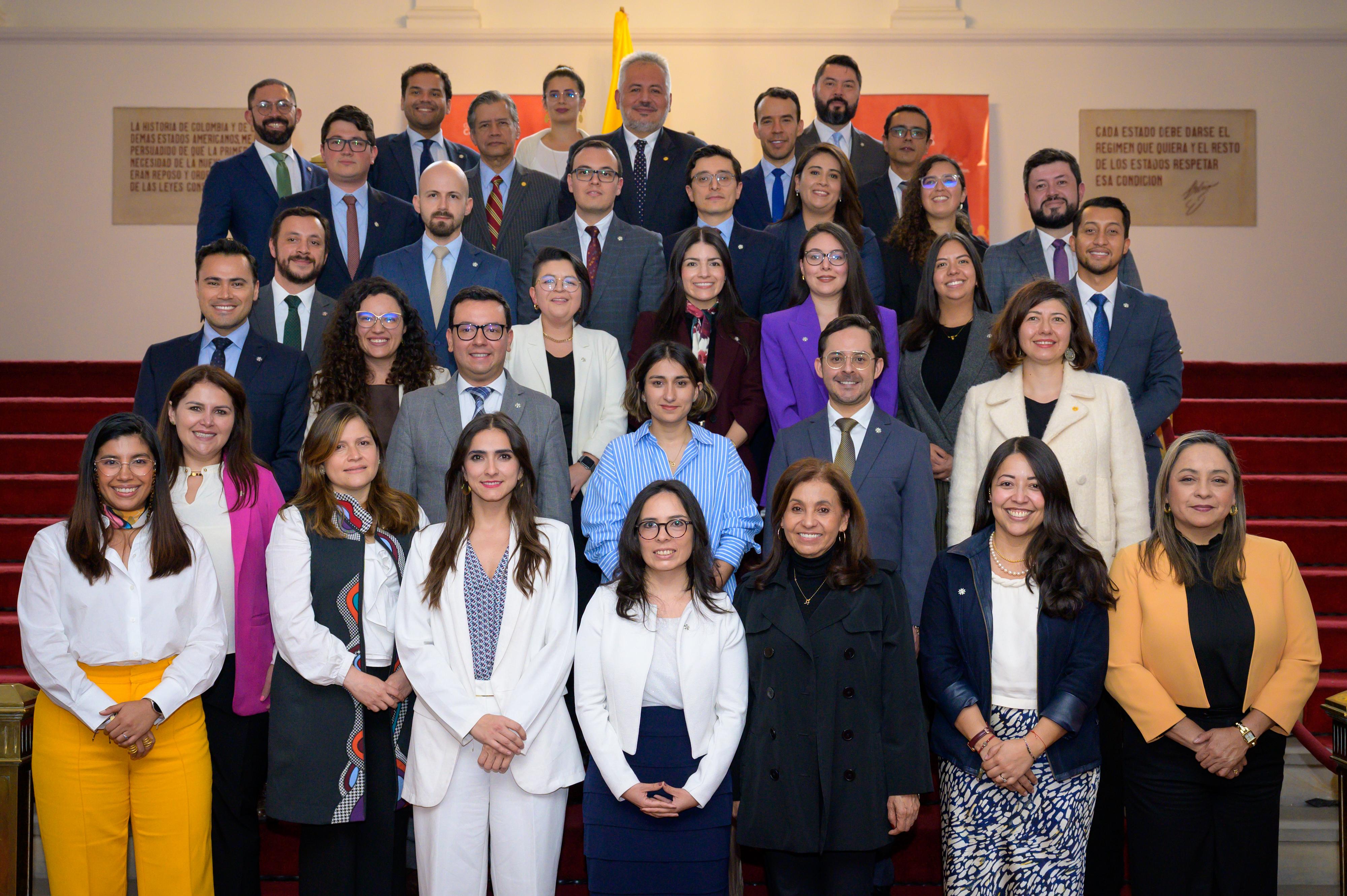 "Liderar esta ceremonia de ascensos es un motivo que vamos a institucionalizar porque realmente ustedes son la cara de la Cancillería”, exaltó la Canciller Laura Sarabia en el evento de Ascenso a los Funcionarios de la Carrera Diplomática y Consular