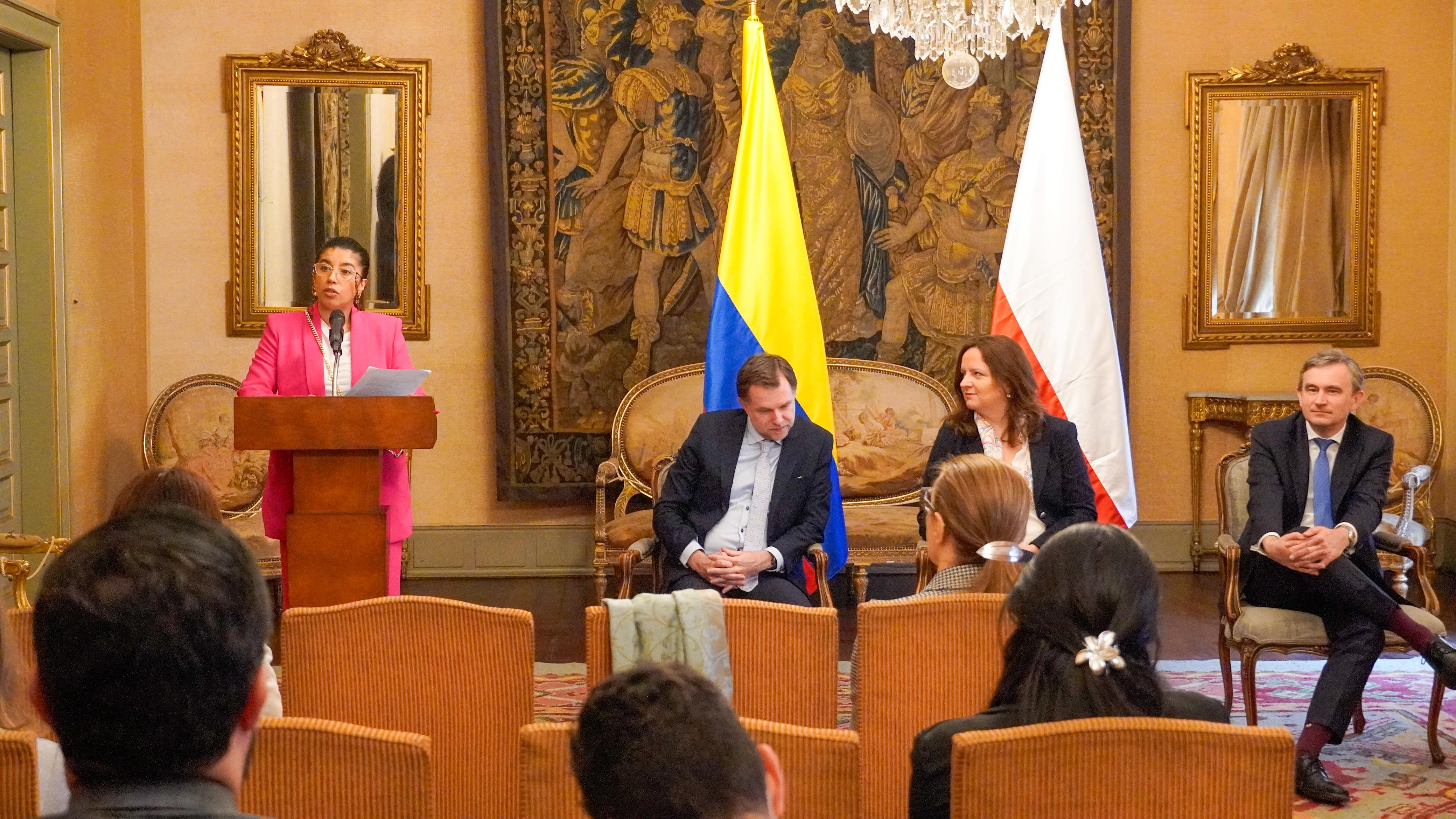 Con panel académico se fortalecen los lazos de cooperación y el entendimiento mutuo con Polonia