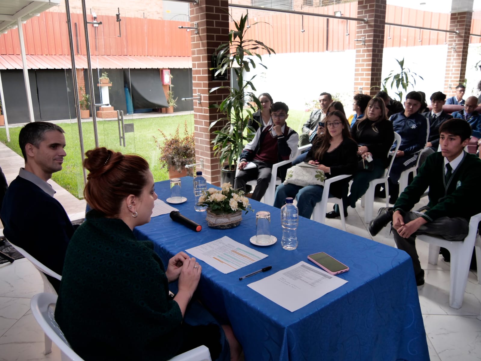 Un grupo de estudiantes del modelo SIMONU visitaron la Embajada de Cuba en Colombia como parte de su formación académica 