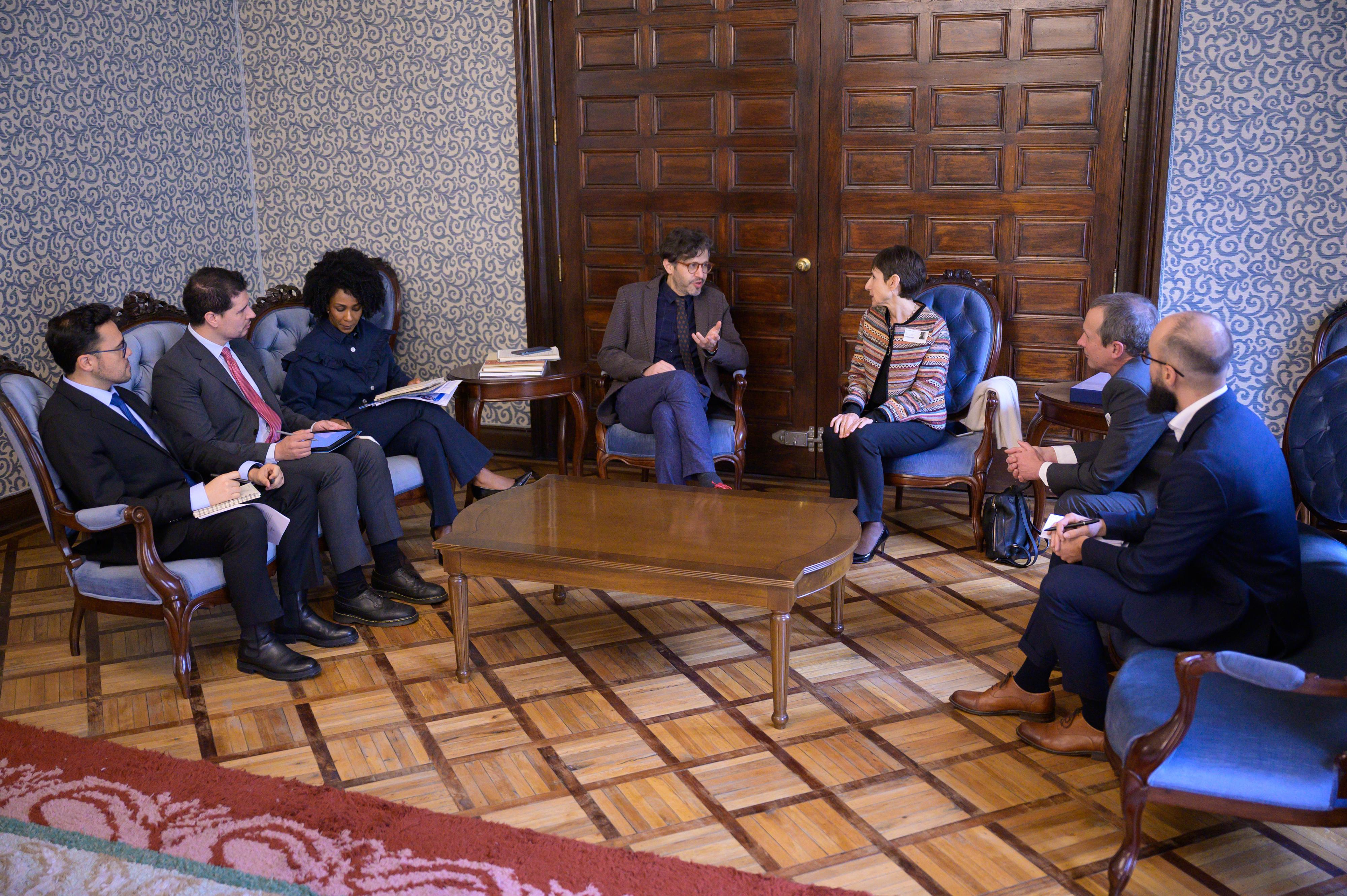 Viceministro Mauricio Jaramillo Jassir y la representante de Acnur en Colombia, Mireille Girard, reafirman su compromiso en la ejecución de proyectos estratégicos
