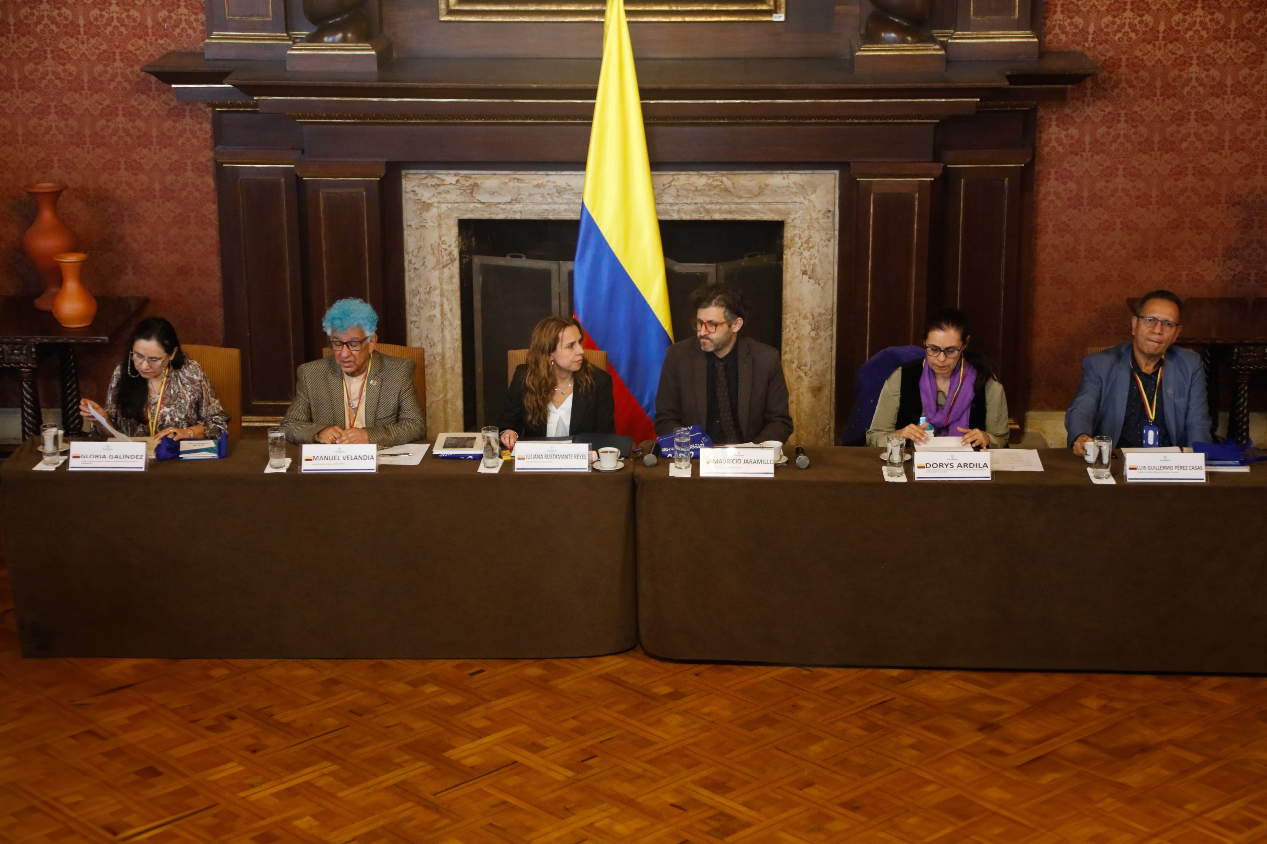 Foto de la mesa central del conversatorio “La experiencia del exilio como resultado del conflicto armado colombiano. Testimonios y reflexiones”