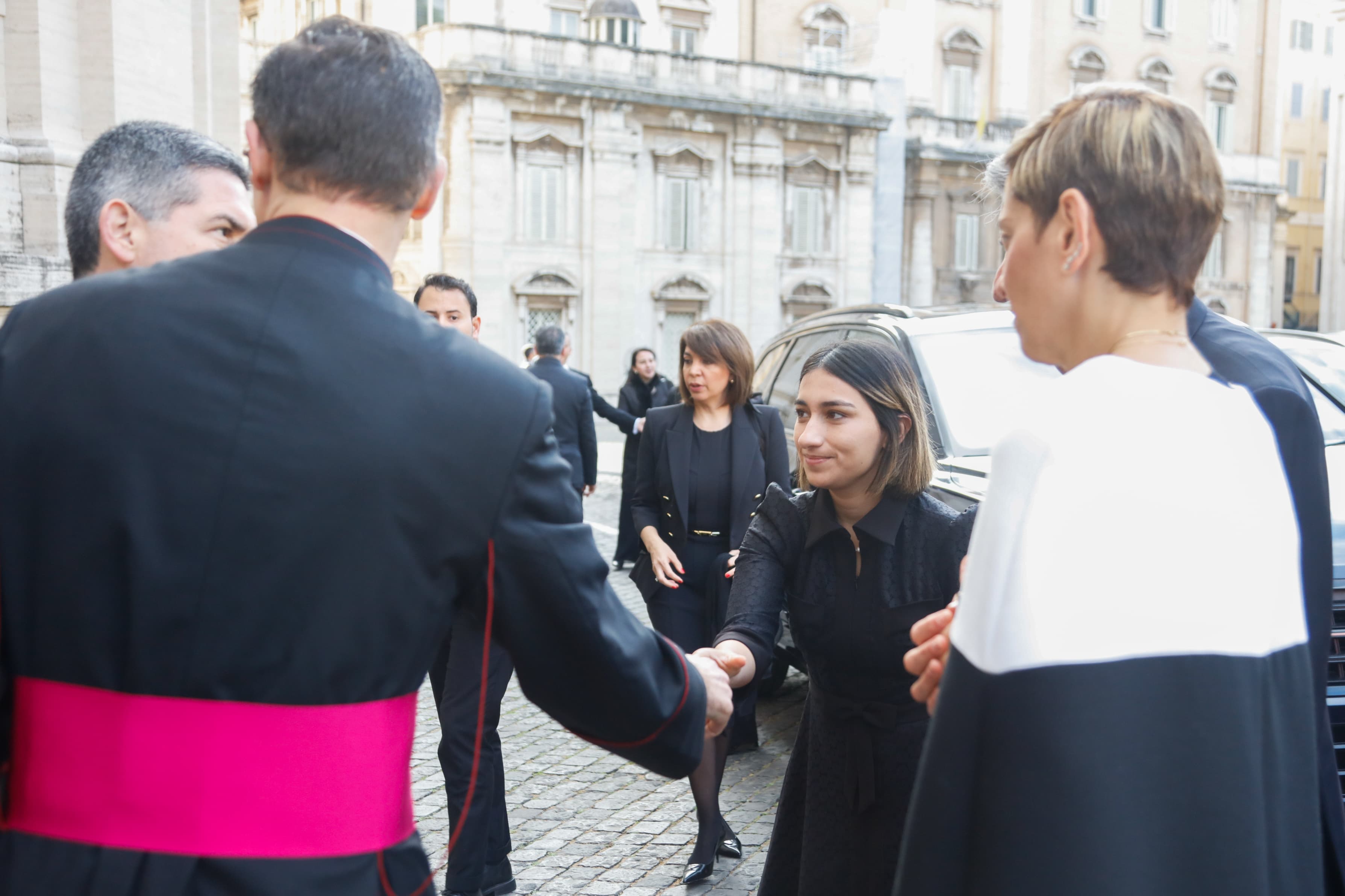 La Canciller Laura Sarabia y la primera dama Verónica Alcocer asisten al funeral de Su Santidad el Papa Francisco