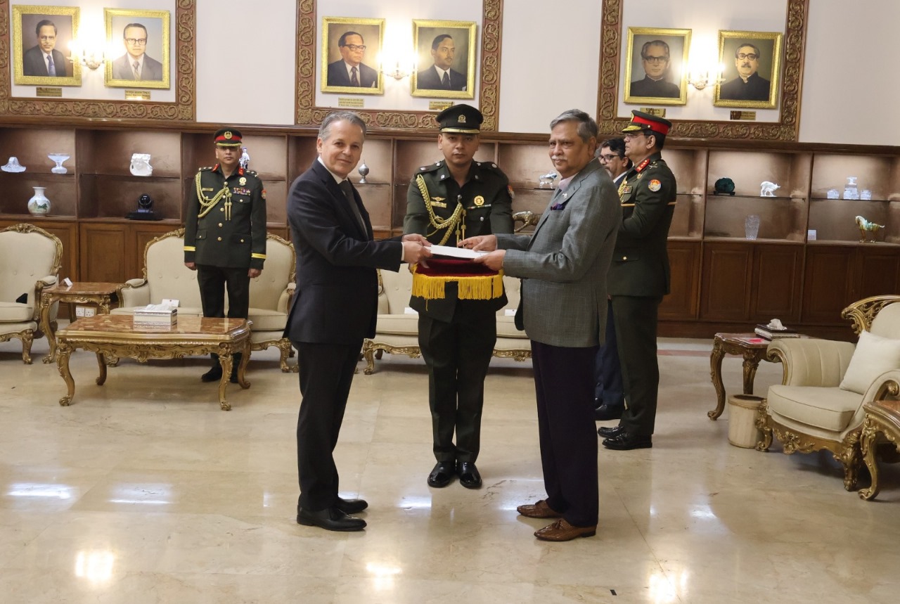 El Embajador de Colombia, Victor Hugo Echeverri Jaramillo, presenta cartas credenciales ante el Gobierno de Bangladés
