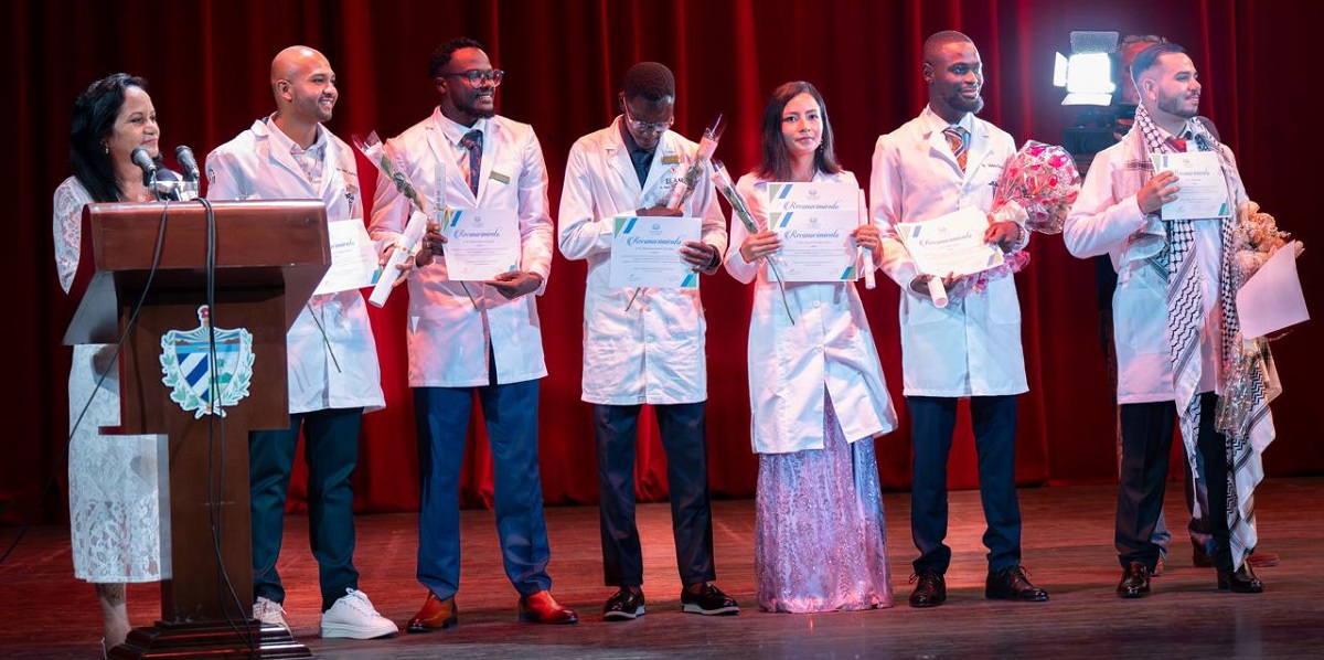 Canciller (e) acompaña graduación de 165 médicos becados en Cuba en el marco del Acuerdo de Paz