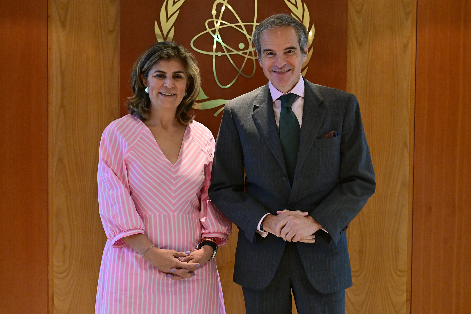 La Embajadora y Representante Permanente de Colombia ante Naciones Unidas y los Organismos Internacionales Viena, Sra Laura Gil y el Director General del OIEA, Sr. Rafael Grossi