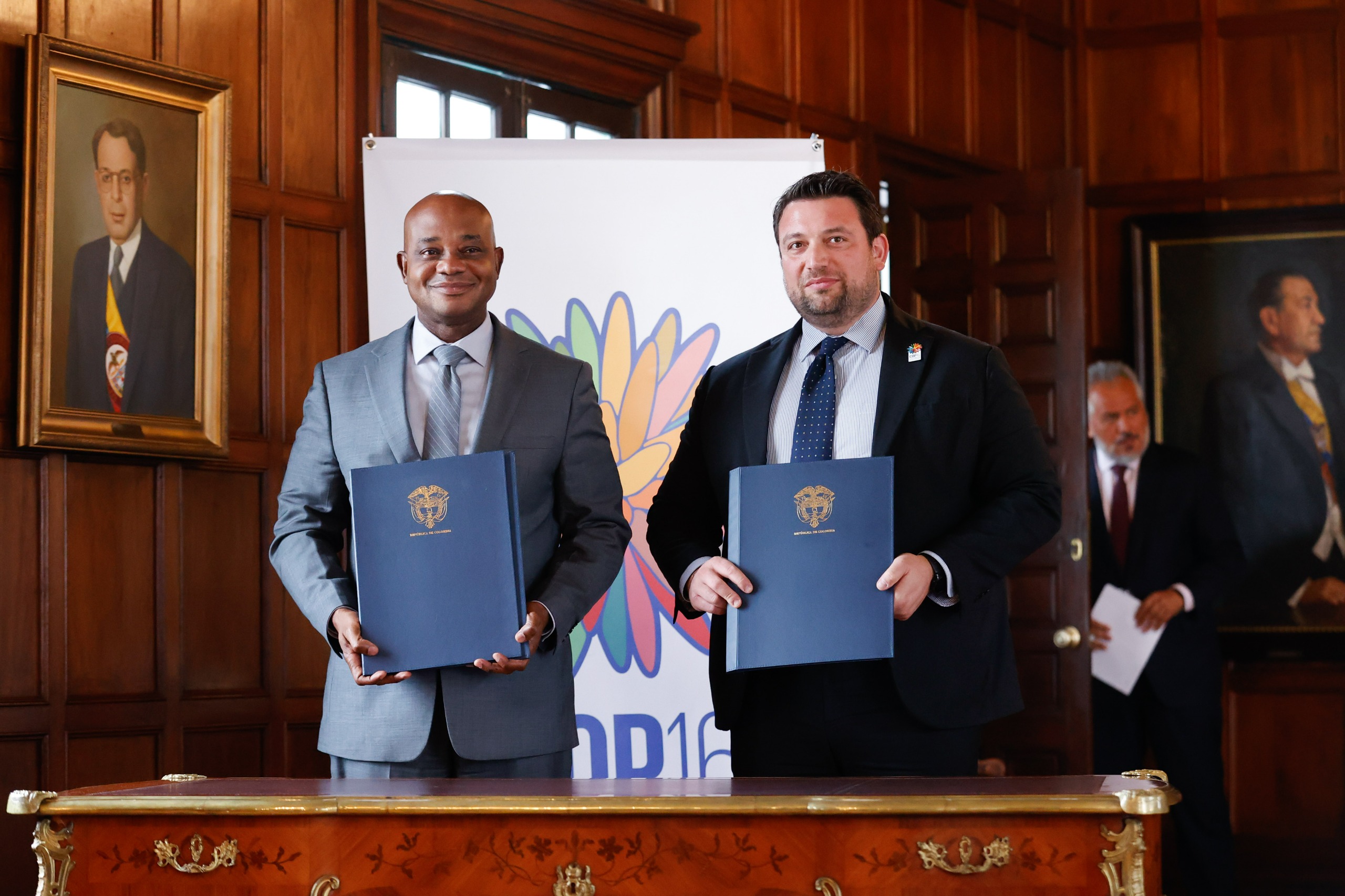 Aparecen el Canciller Luis Gilberto Murillo y el delegado de Naciones Unidas para asuntos de seguridad de la COP16, Darío Conte, durante la firma del memorando de entendimiento sobre el plan integral de seguridad.
