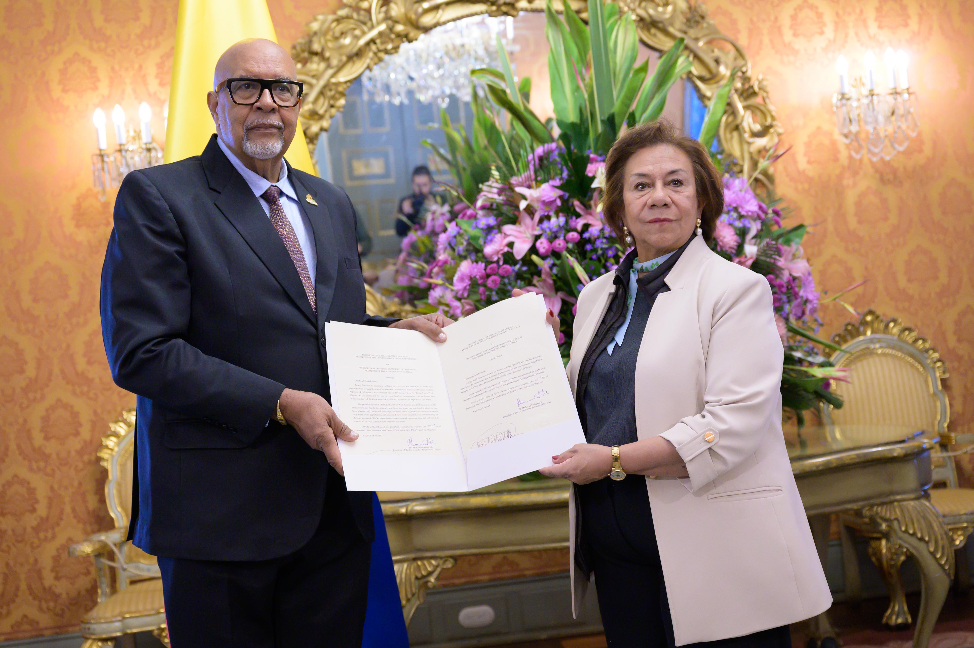 Embajador Extraordinario y Plenipotenciario de la República Cooperativa de Guyana, Richard Van West Charles.
