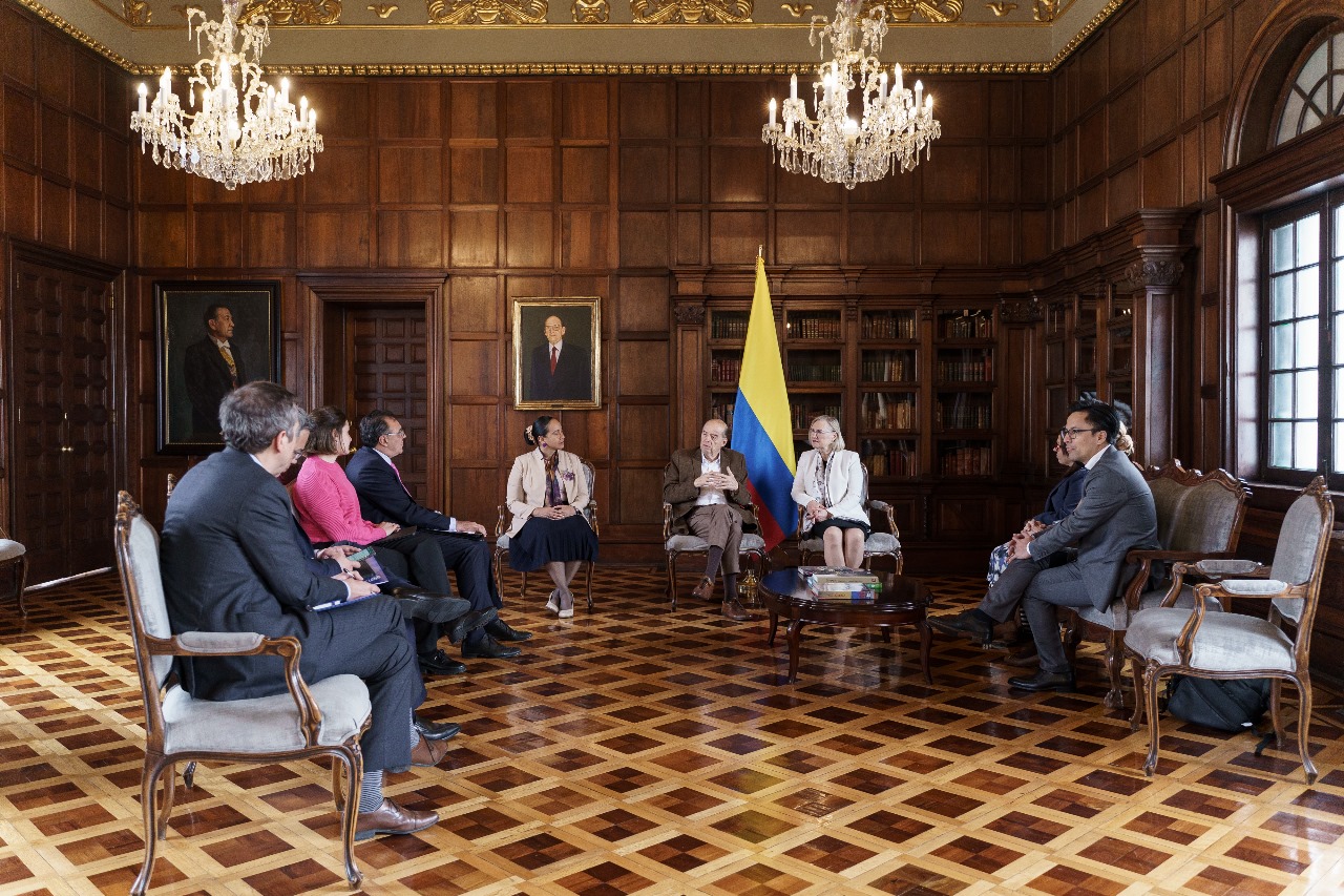 Es la que envié a medios pero hay que subirla con otro título, este:      Colombia recibió la visita de Subsecretaria General de Naciones Unidas de Apoyo a la Consolidación de la Paz para seguir sumando esfuerzos para la construcción de la Paz Total.