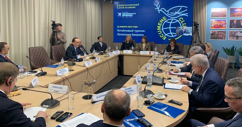 Embajador de Colombia en Rusia participa en mesa redonda del Club ECUMENE sobre turismo sostenible en América Latina