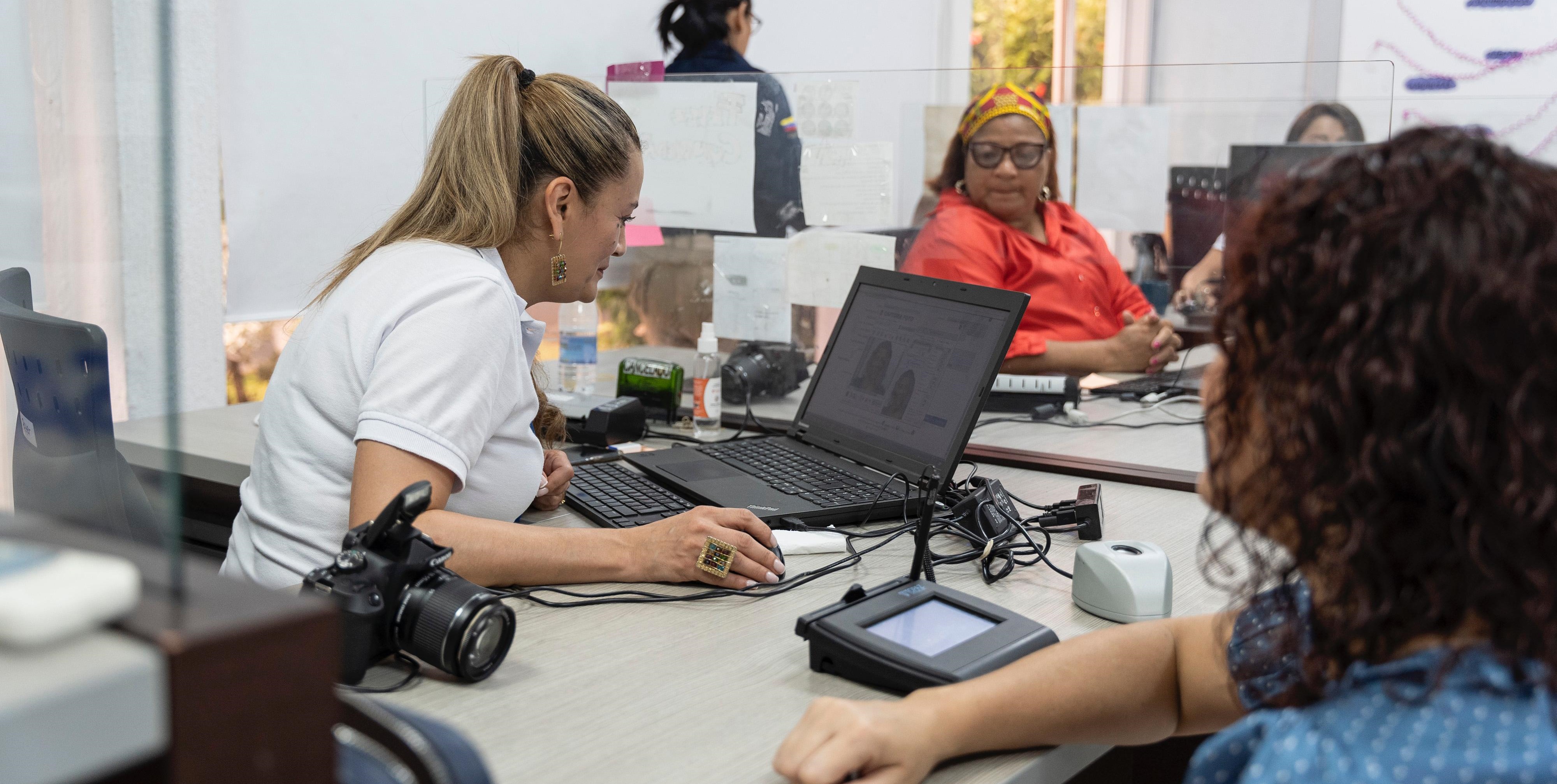 Funcionaria adelanta un trámite consular
