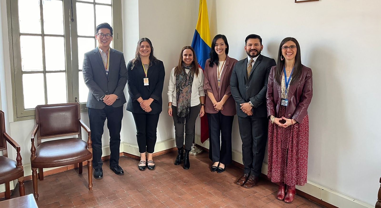 La Directora de Derechos Humanos y Derecho Internacional Humanitario, Juliana Bustamante Reyes, con la de la Directora para las Américas de la Organización no Gubernamental Heavenly Culture, World Peace, Restoration of Light (HWPL) de Corea del Sur y dos miembros más de la Organización.