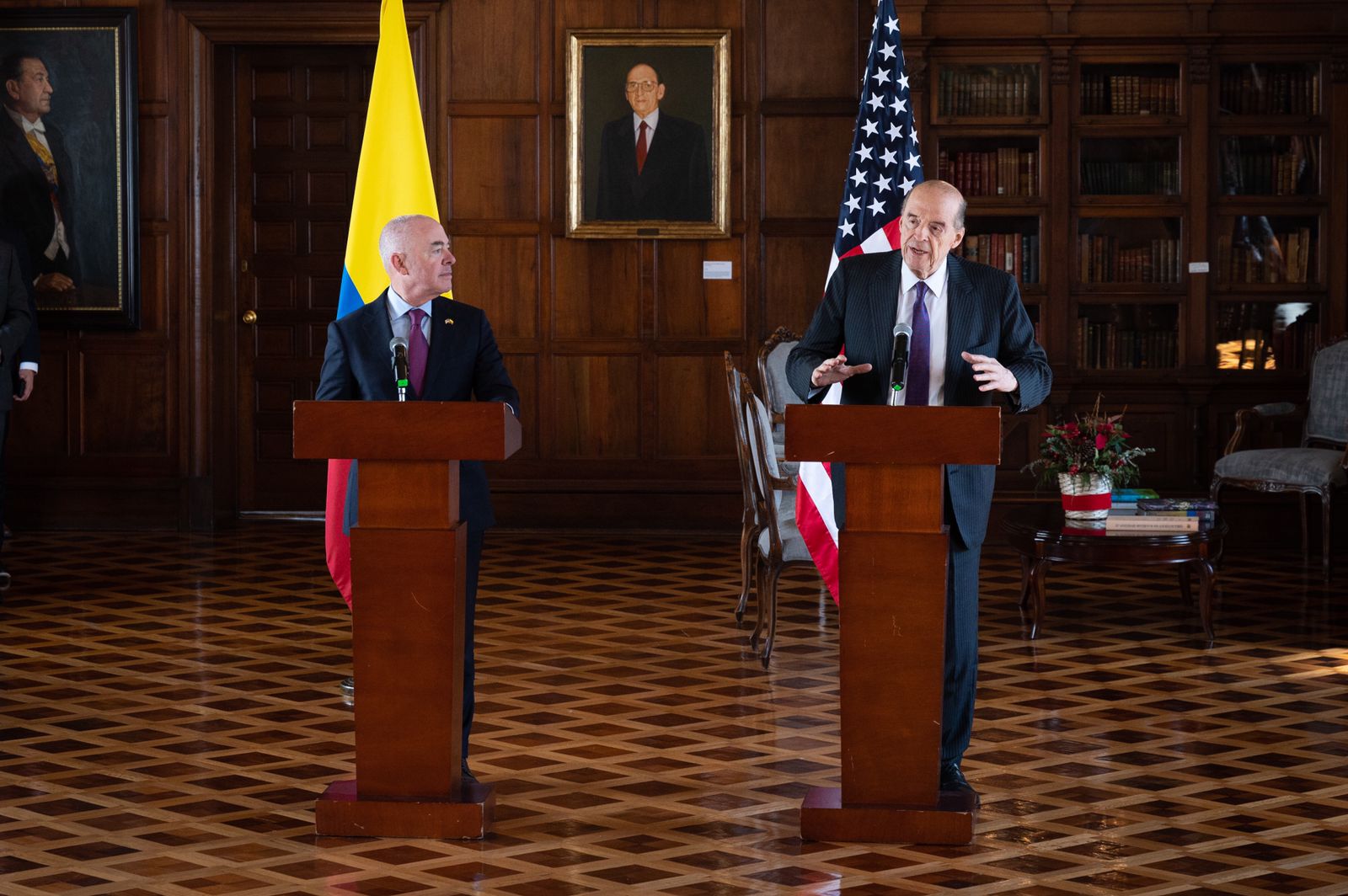 Ministro Álvaro Leyva Durán dialogó con el secretario de Seguridad Nacional de EE.UU. Alejandro Mayorkas sobre el trabajo conjunto para atender la migración desde un enfoque regional y multidimensional con énfasis en el respeto de los DDHH 