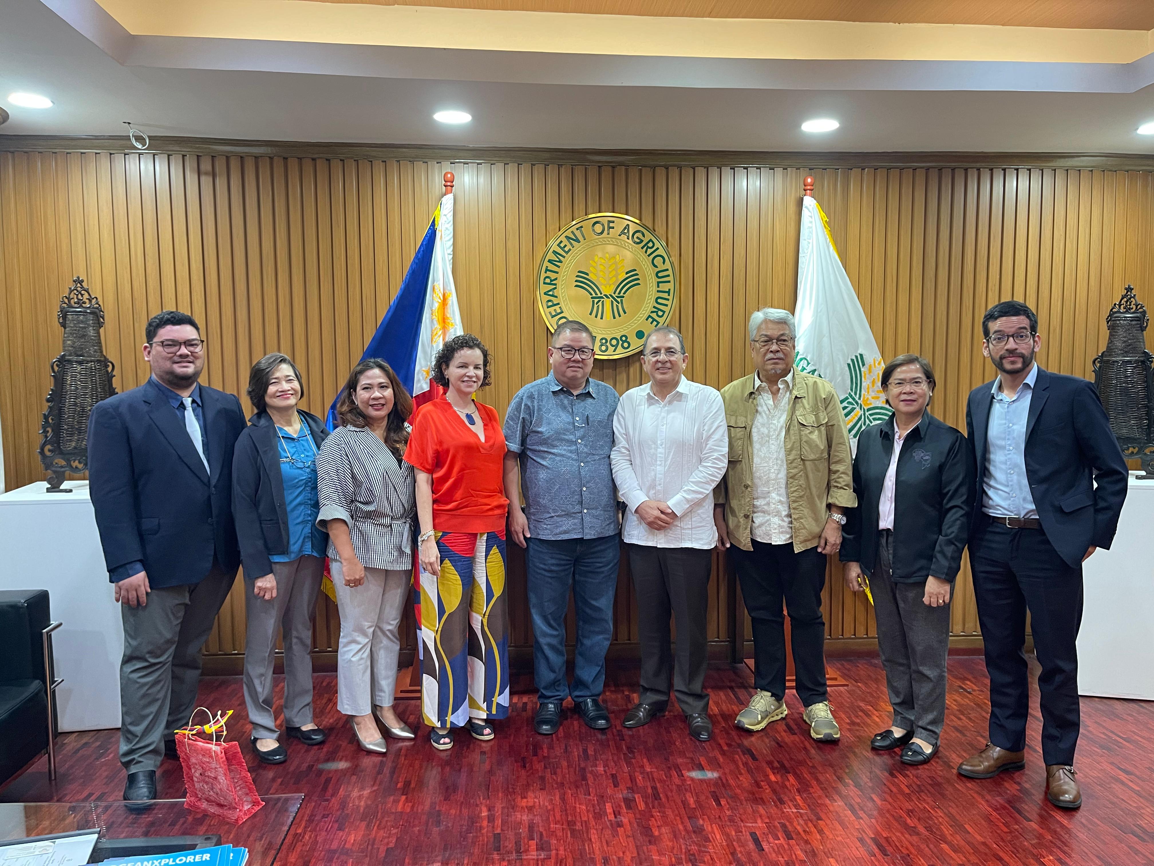 La apertura de la embajada de Filipinas en Bogotá, la promoción de Colombia como un mercado atractivo para invertir y acuerdos de cooperación bilateral en temas de paz, resultados de la visita del del viceministro Jorge Rojas a esa nación