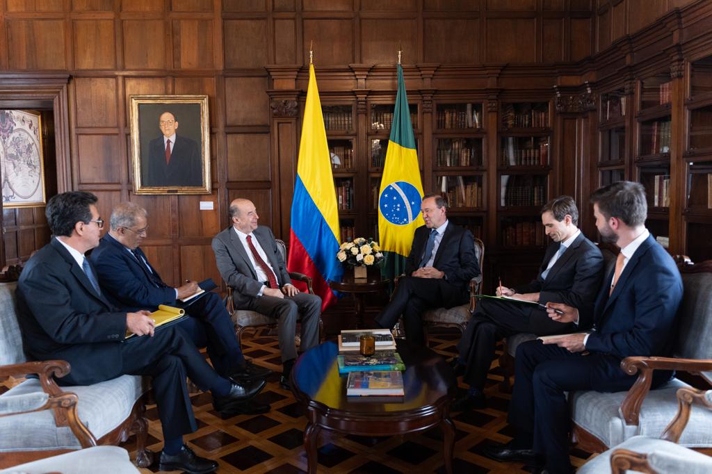Bem-vindo à Colômbia: Ministro de Relaciones Exteriores, Álvaro Leyva Durán, recibió copia de Cartas Credenciales del embajador de Brasil