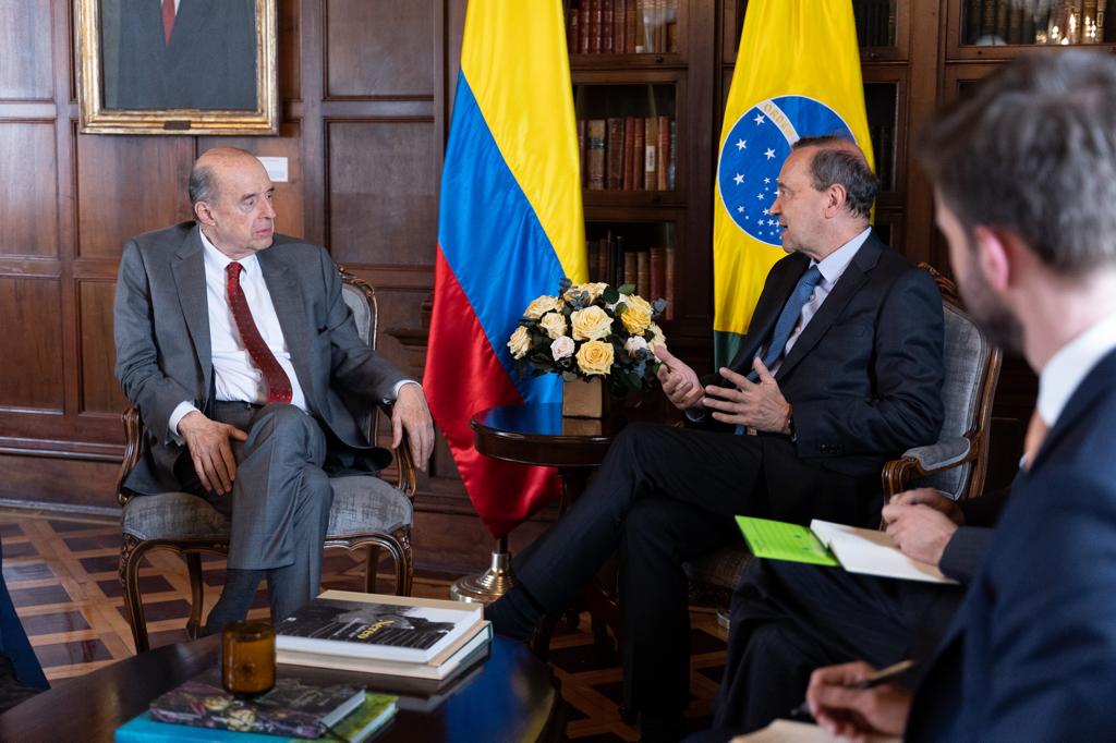 Bem-vindo à Colômbia: Ministro de Relaciones Exteriores, Álvaro Leyva Durán, recibió copia de Cartas Credenciales del embajador de Brasil