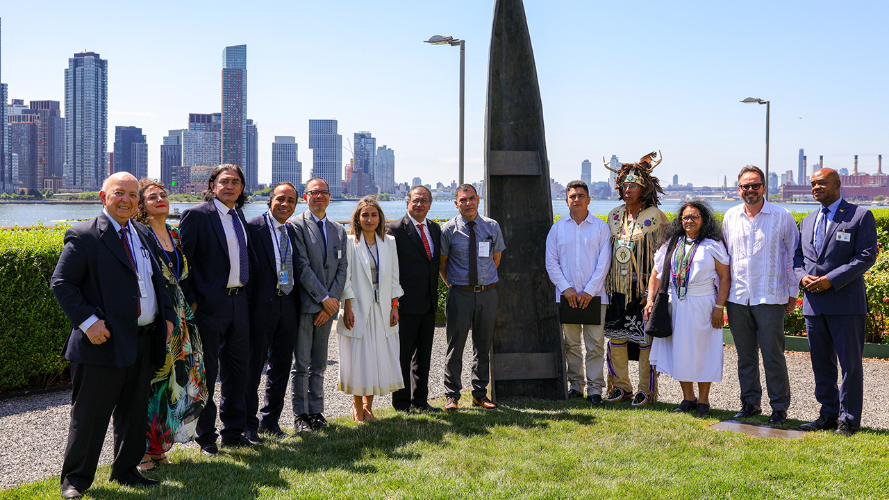 Presidente Petro con un grupo de altos funcionarios en la inauguración del Monumento Kusikawsay, en el Jardín de las Esculturas de la sede de la ONU en Nueva York..