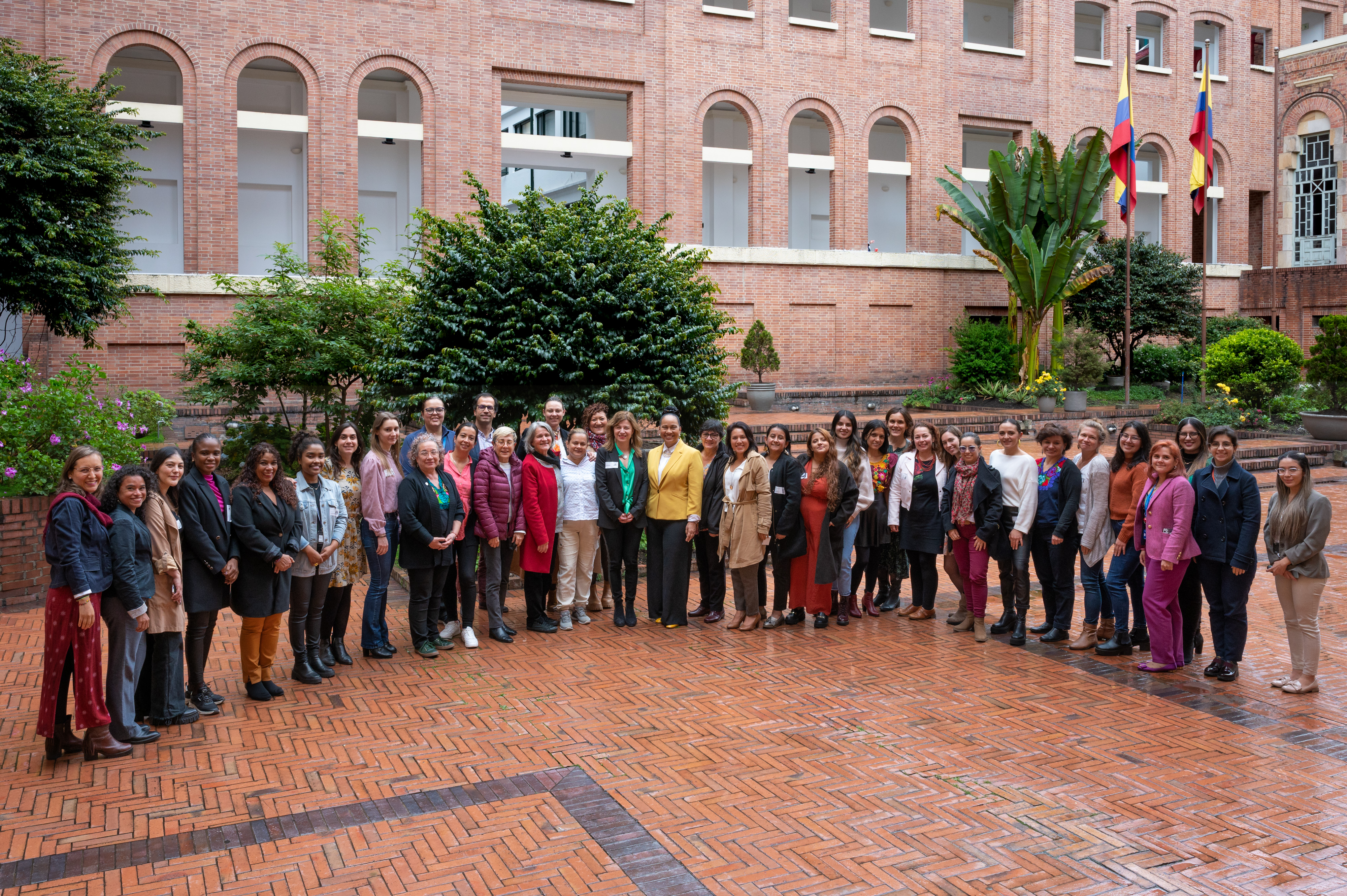 Organizaciones de mujeres y feministas de Colombia son galardonadas en España por su compromiso con la paz