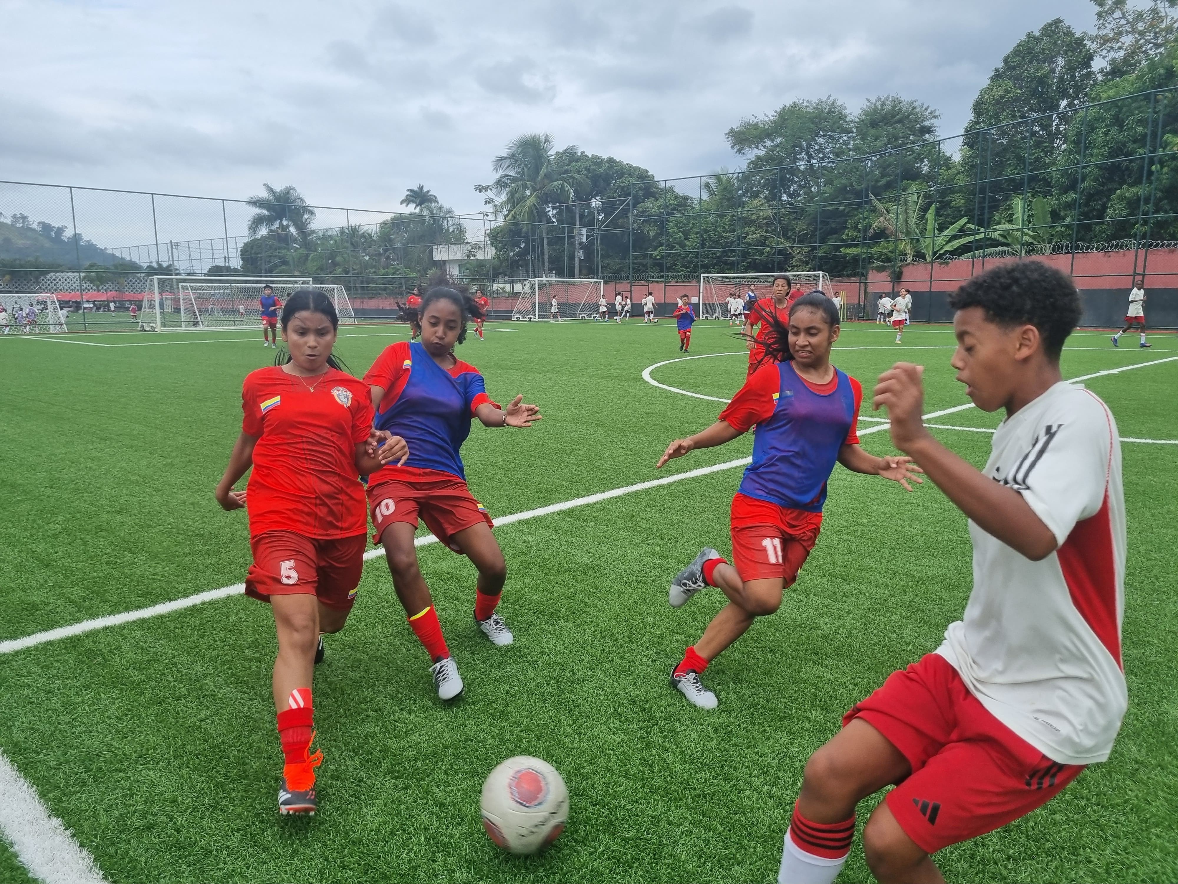 ¡Entrenamientos, el Maracaná, una nueva cultura y grandes experiencias vividas deja la primera mitad del intercambio deportivo en fútbol mixto con niñas y niños de Putumayo en Río de Janeiro!