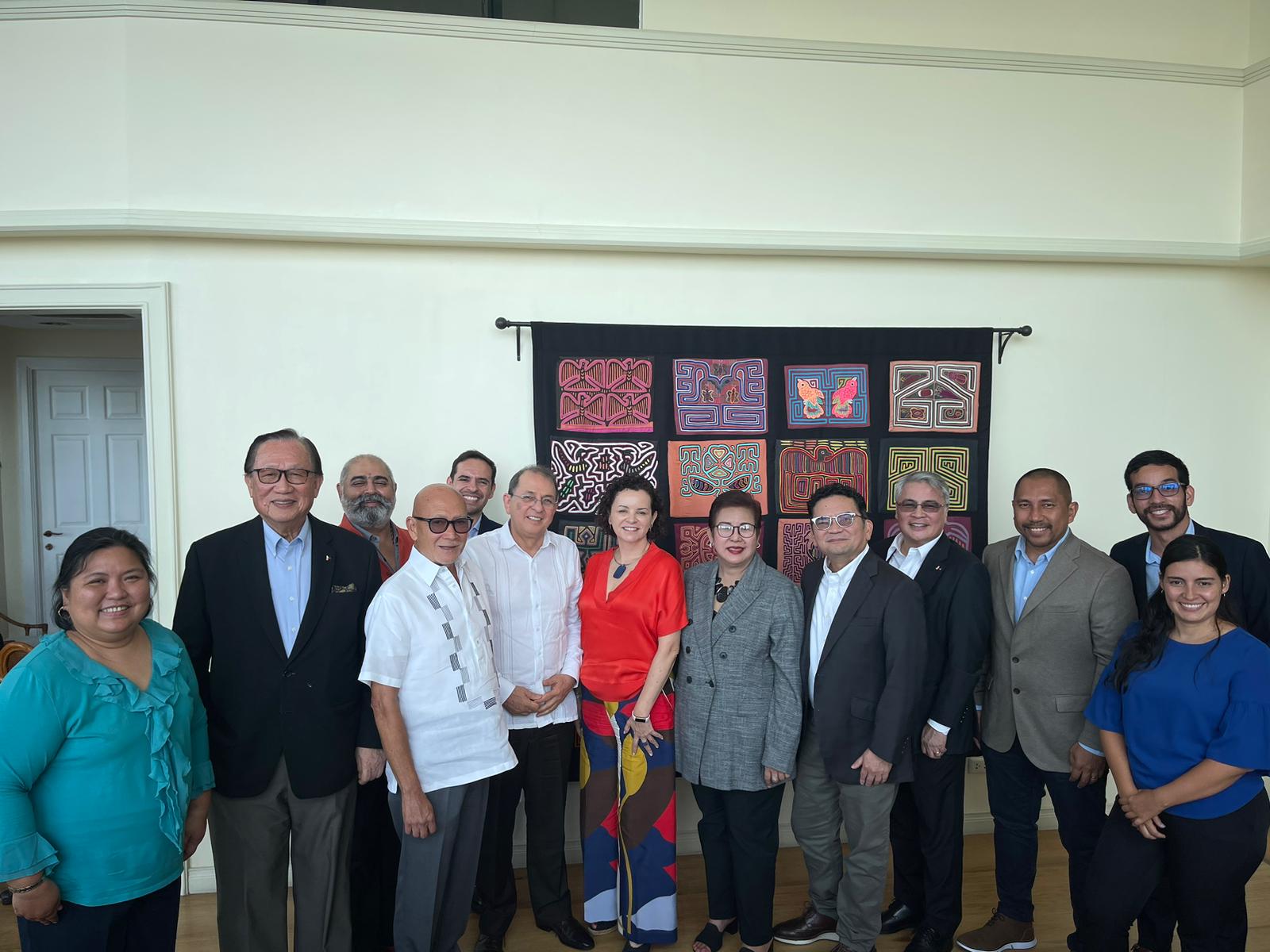 La apertura de la embajada de Filipinas en Bogotá, la promoción de Colombia como un mercado atractivo para invertir y acuerdos de cooperación bilateral en temas de paz, resultados de la visita del del viceministro Jorge Rojas a esa nación