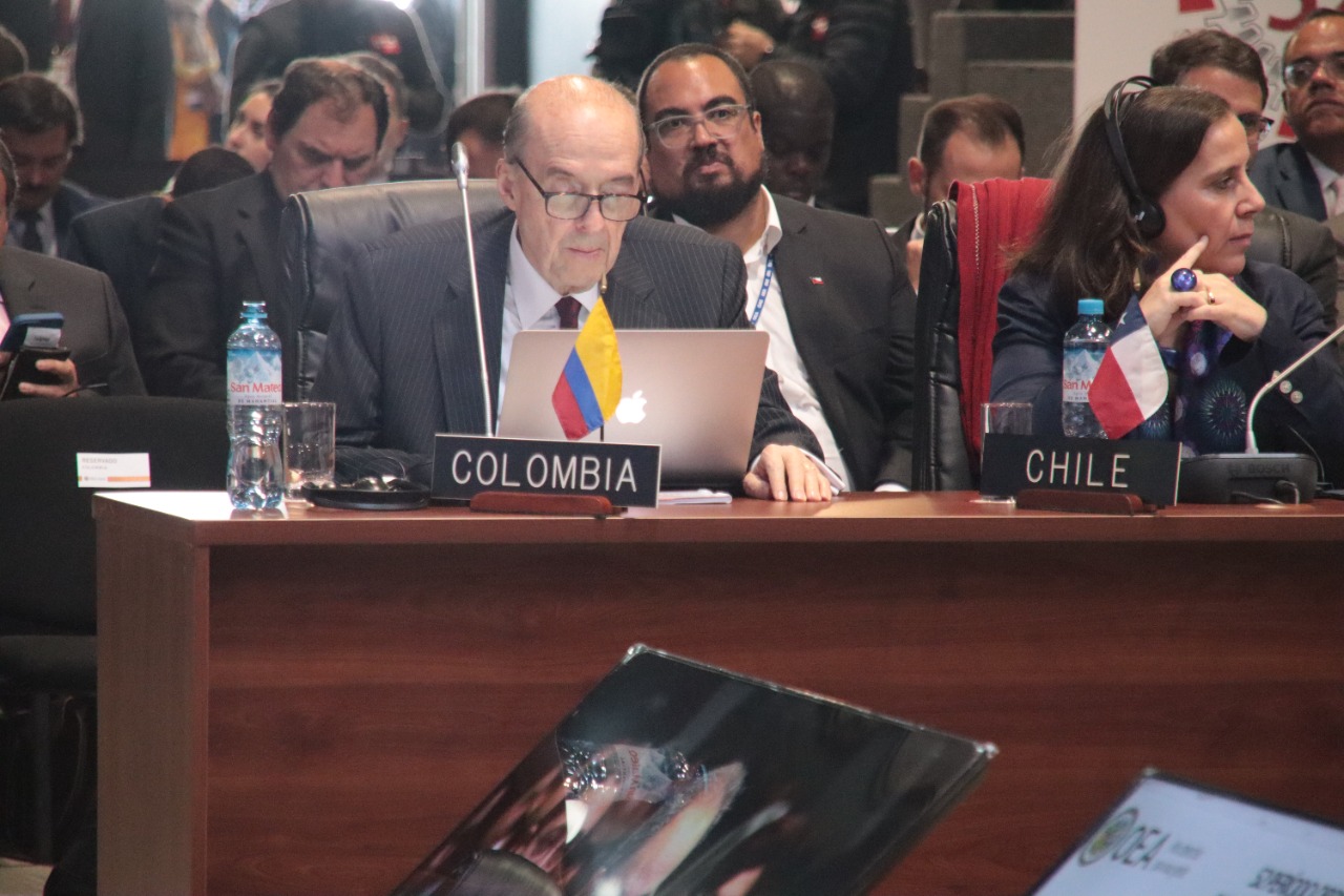 La lucha no puede ser entre hermanos colombianos, como tampoco entre quienes habitamos el planeta. La lucha es contra el cambio climático para salvar al mundo”, Canciller Álvaro Leyva en la Asamblea General de la OEA