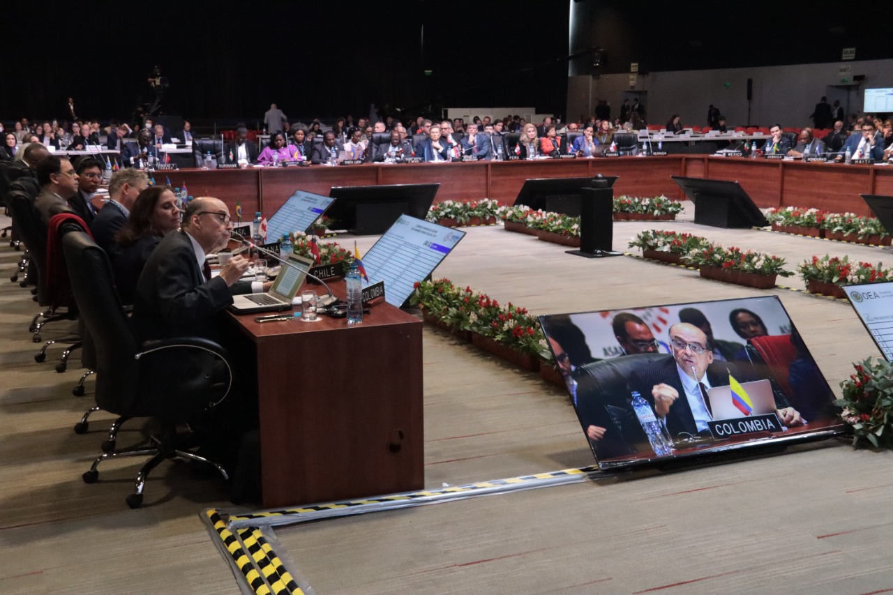 La lucha no puede ser entre hermanos colombianos, como tampoco entre quienes habitamos el planeta. La lucha es contra el cambio climático para salvar al mundo”, Canciller Álvaro Leyva en la Asamblea General de la OEA