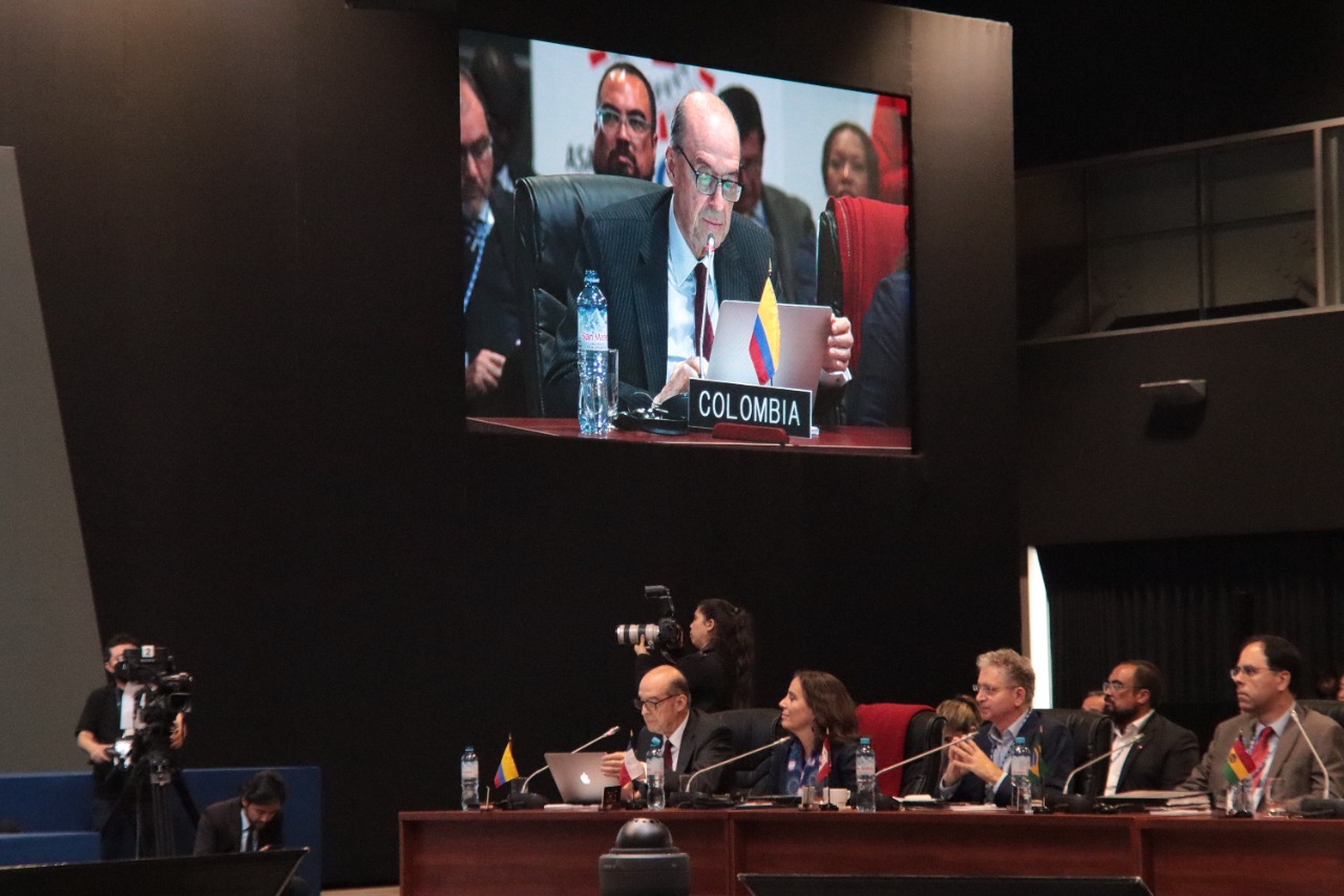 La lucha no puede ser entre hermanos colombianos, como tampoco entre quienes habitamos el planeta. La lucha es contra el cambio climático para salvar al mundo”, Canciller Álvaro Leyva en la Asamblea General de la OEA