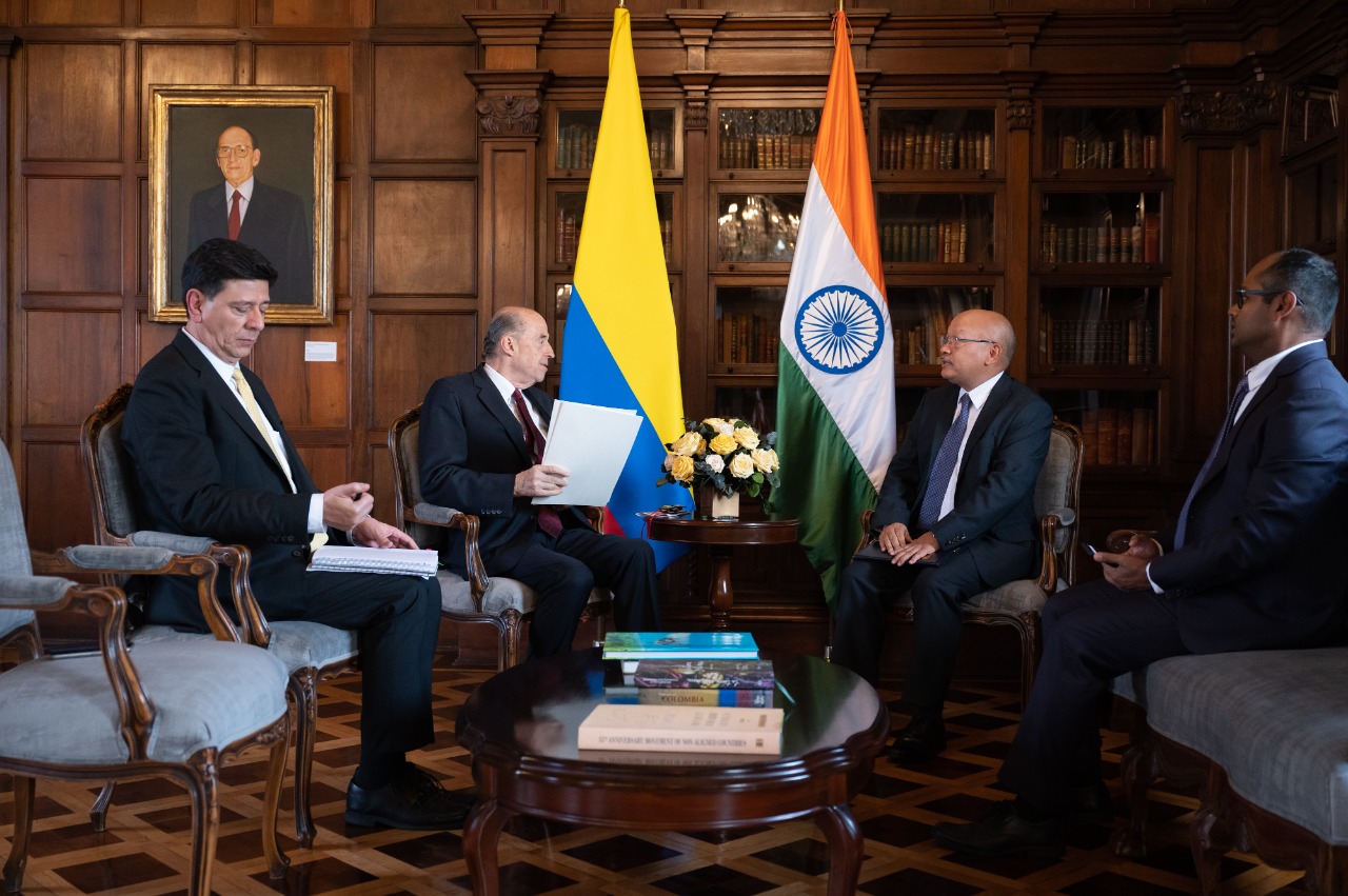 Ministro de Relaciones Exteriores, Álvaro Leyva Durán, recibió Copias de Estilo del nuevo Embajador de la República de la India en Colombia, Sr. Vanlalhuma