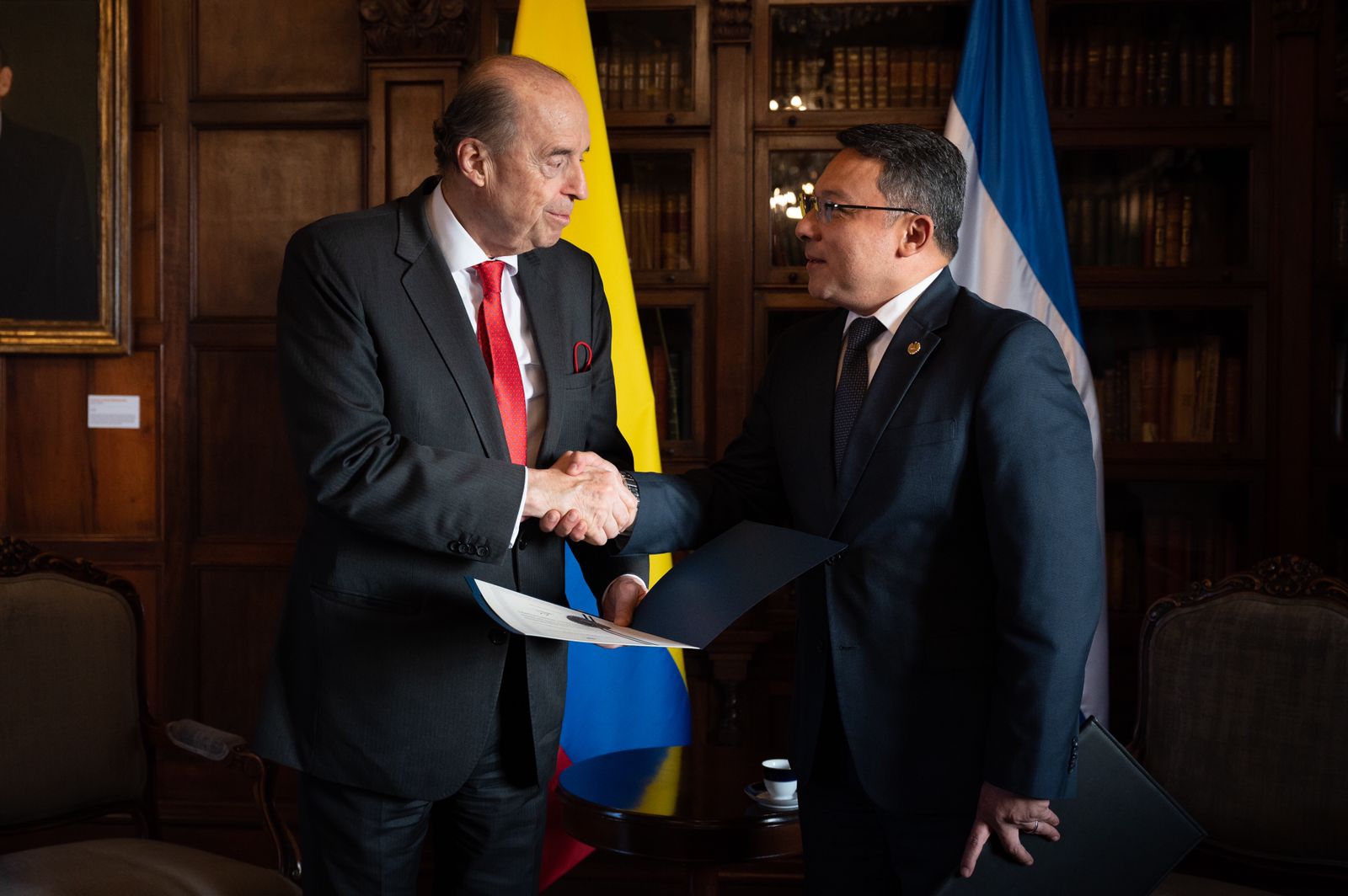 Con un mensaje para la integración y el diálogo entre los países de América Latina y el Caribe, el Ministro de Relaciones Exteriores de Colombia recibió la copia de cartas credenciales del Embajador de El Salvador 