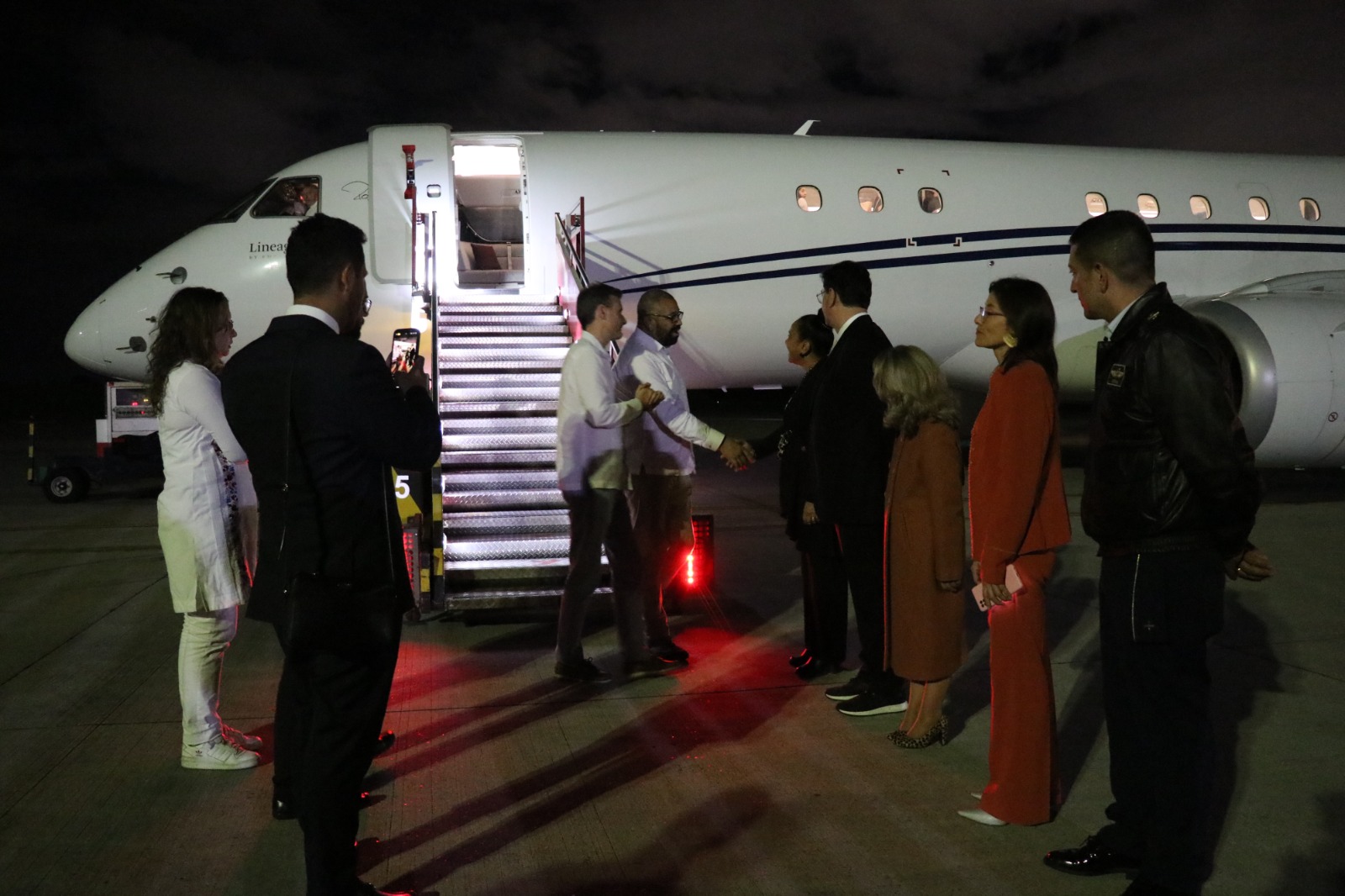 Viceministra de Asuntos Multilaterales recibió al Secretario de Estado para Relaciones Exteriores y de la Mancomunidad de Naciones del Reino Unido, en el Comando Aéreo de Transporte Militar