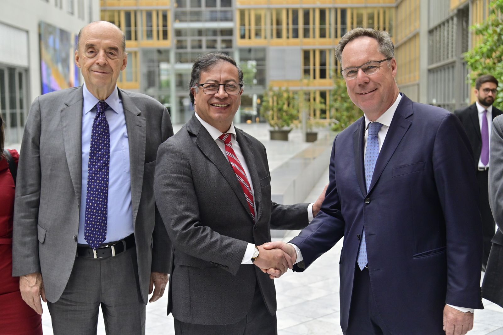 Presidente Gustavo Petro y canciller Álvaro Leyva se reunieron con empresarios alemanes para explorar nuevas oportunidades para los colombianos en el país germano