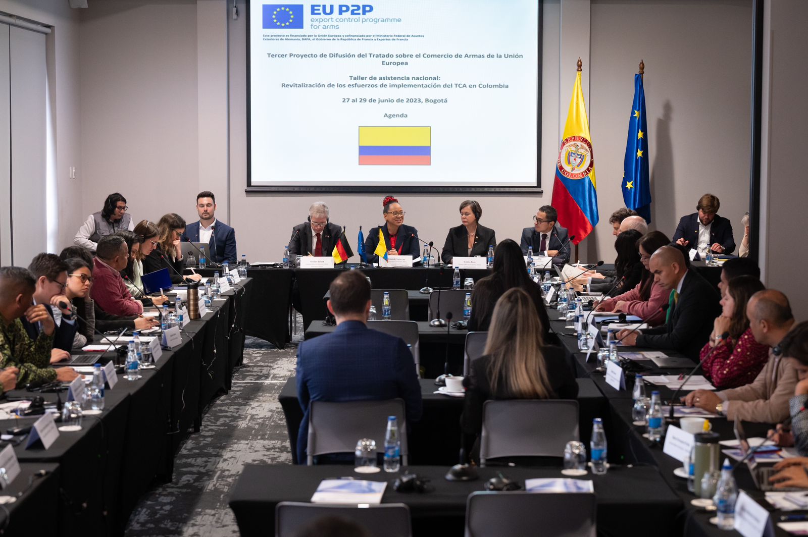 El 27 de junio de 2023, la Viceministra de Asuntos Multilaterales, Elizabeth Taylor, conjuntamente con el presidente de la Oficina Federal Alemana de Asuntos Económicos y Control de las Exportaciones (BAFA), Sr. Torsten Safarik, realizaron la apertura del “Taller de Asistencia Nacional: Reforzando los esfuerzos de implementación del TCA en Colombia”.